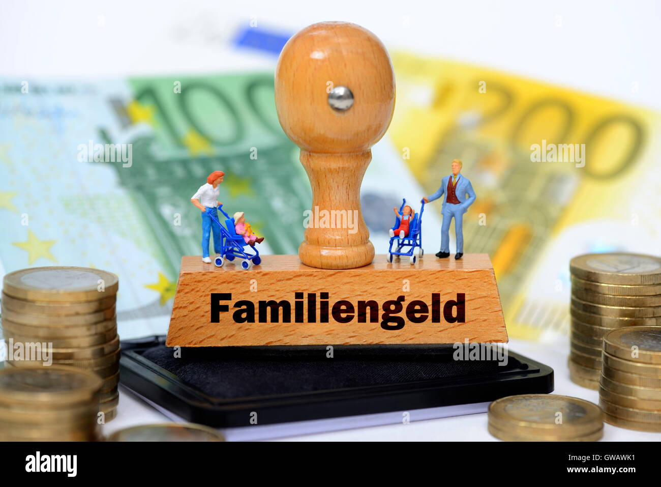 Le figure in miniatura su un francobollo con l'etichetta famiglia denaro, Miniaturfiguren auf einem Stempel mit der Aufschrift Familiengeld Foto Stock