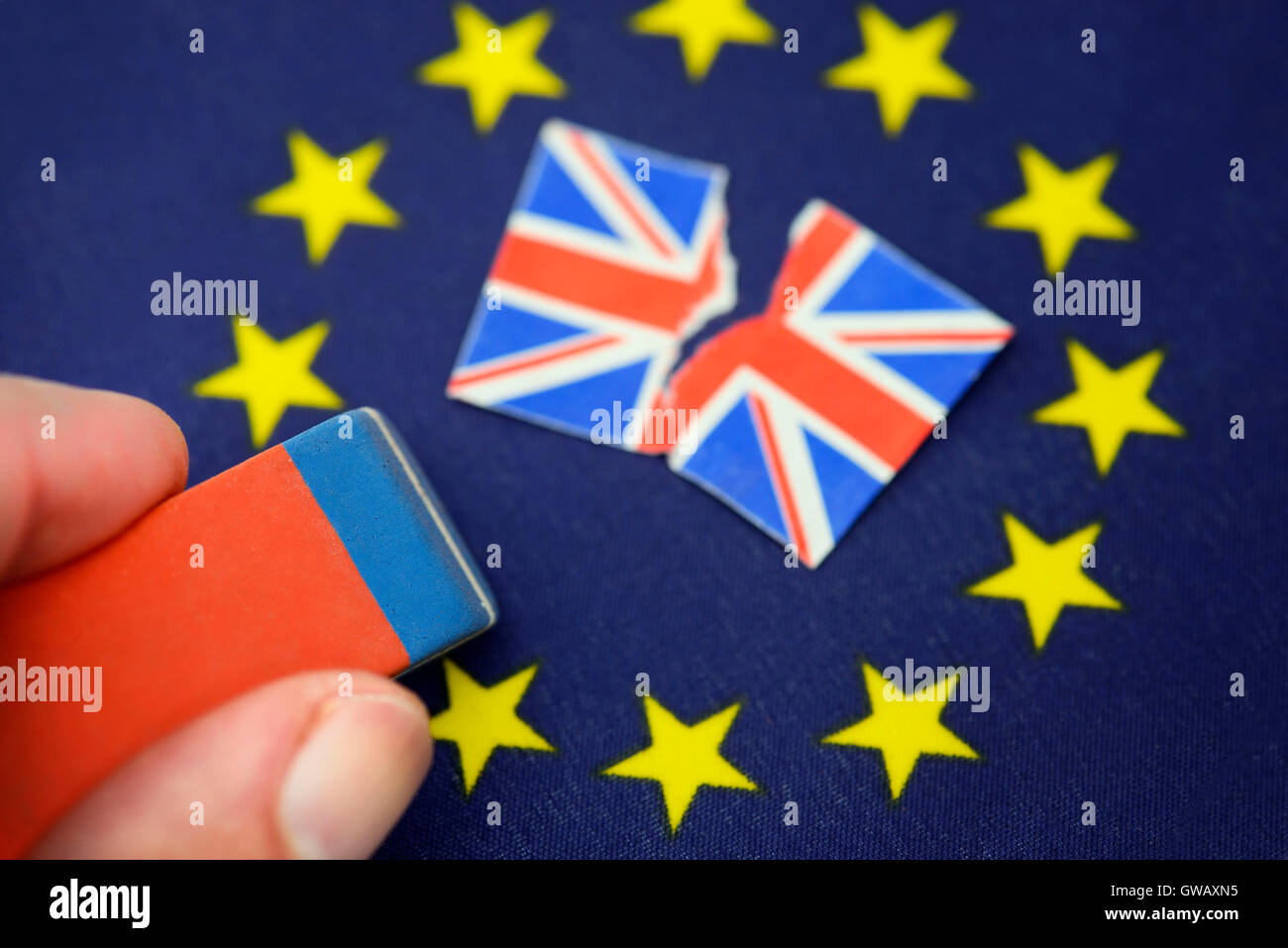 Bandiera dell'UE con la cancellata fuori star, simbolico Brexit foto, UE-Fahne mit ausradiertem Stern, Symbolfoto Brexit Foto Stock