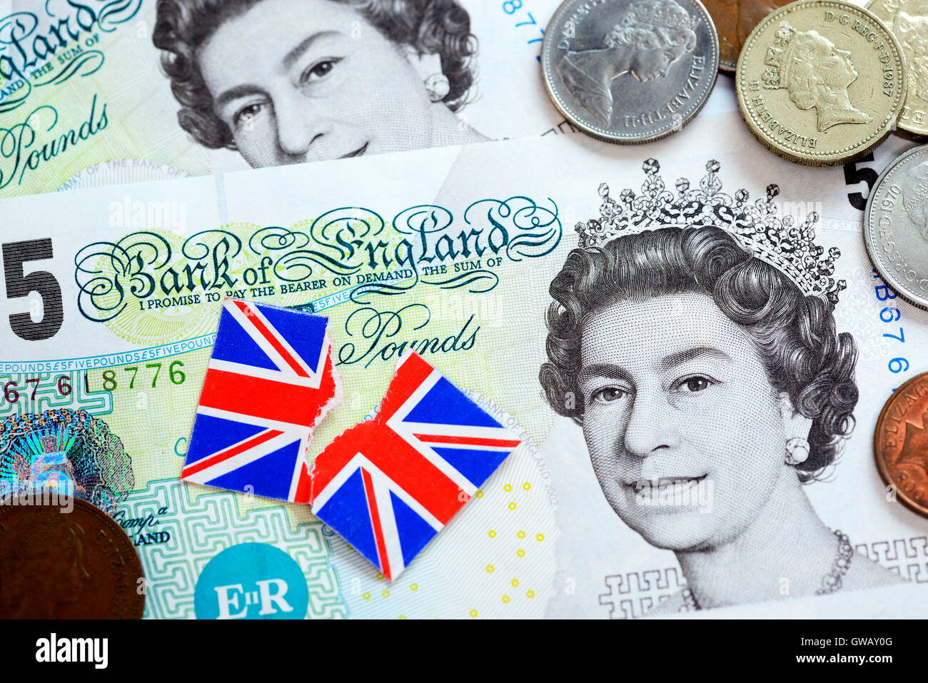 Sterlina britannica marchi e bandiera strappata di Gran Bretagna, simbolico Brexit foto, Britische Pfundnoten und zerrissene Fahne von Grossbr Foto Stock