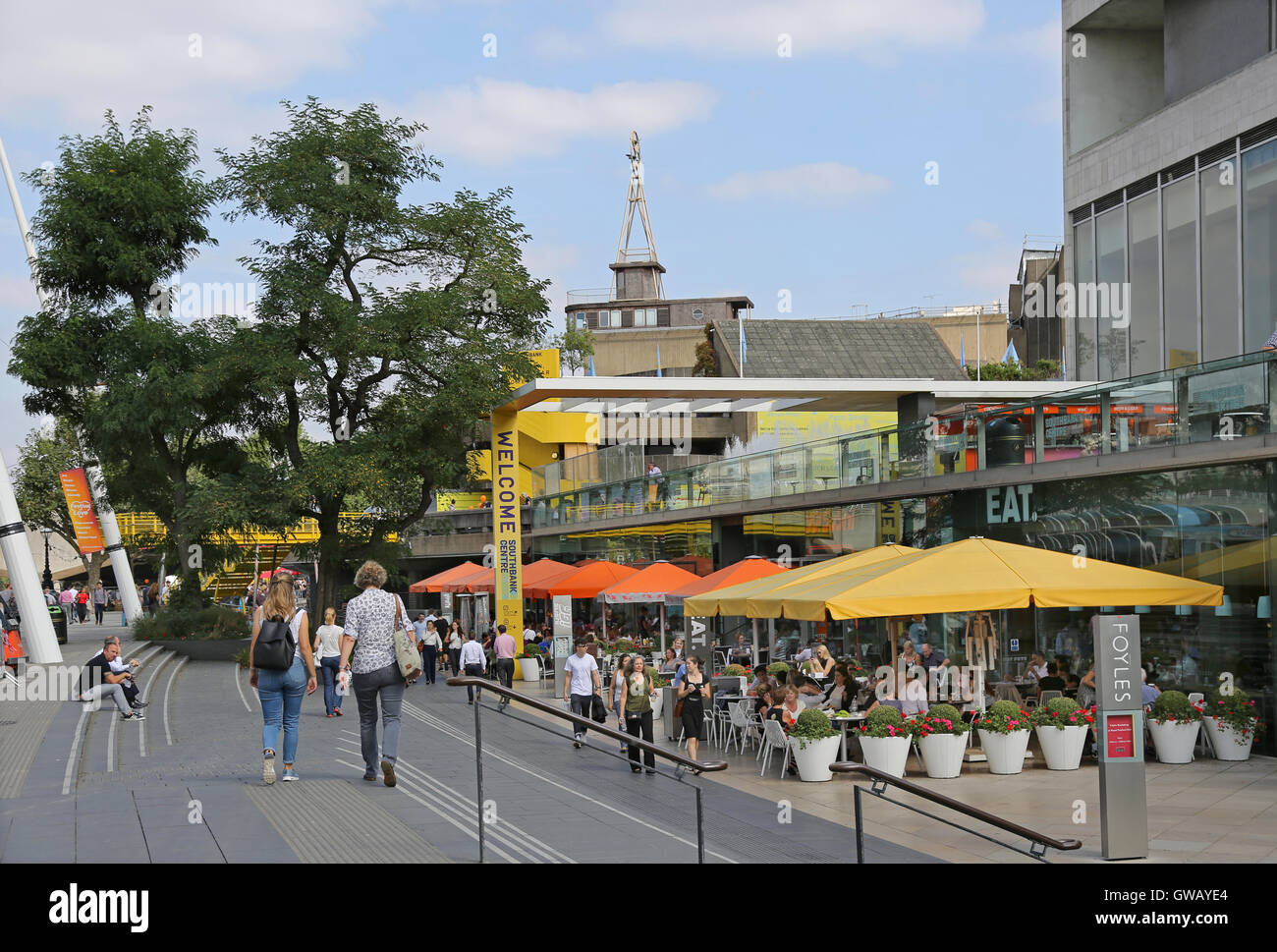 Occupato, ristoranti all'aperto di fronte alla Royal Festival Hall di Londra il South Bank, accanto al Fiume Tamigi Foto Stock