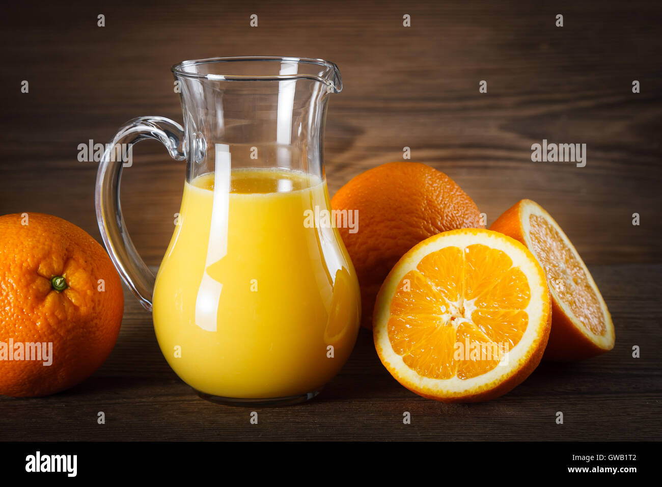 Il succo d'arancia fresco nella brocca di vetro Foto Stock