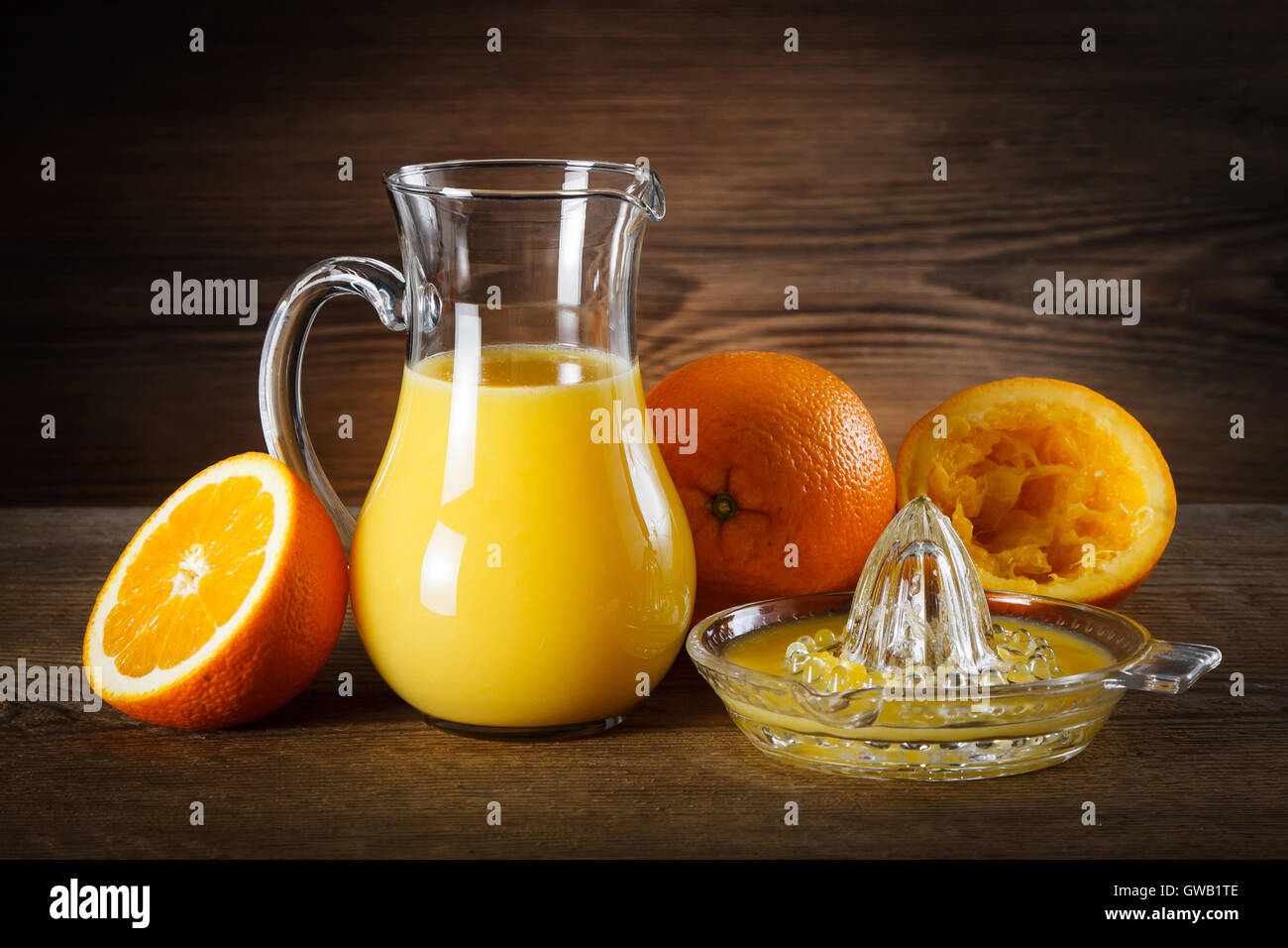 Il succo d'arancia fresco nella brocca di vetro Foto Stock
