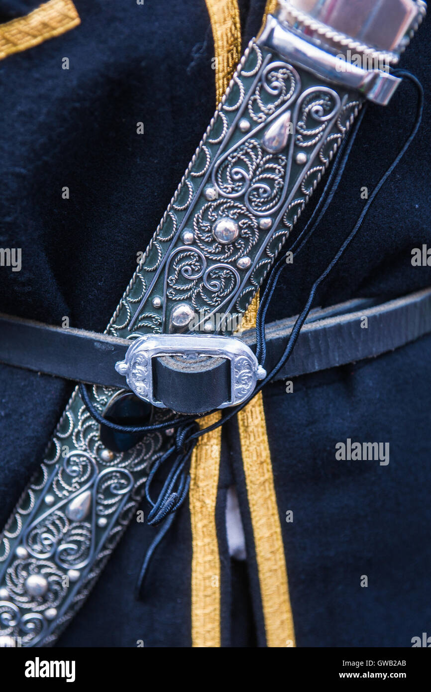 Dettagli di un tradizionale caucasica nazionale abito maschio con un pugnale - attributo indispensabile di un vestito. Foto Stock