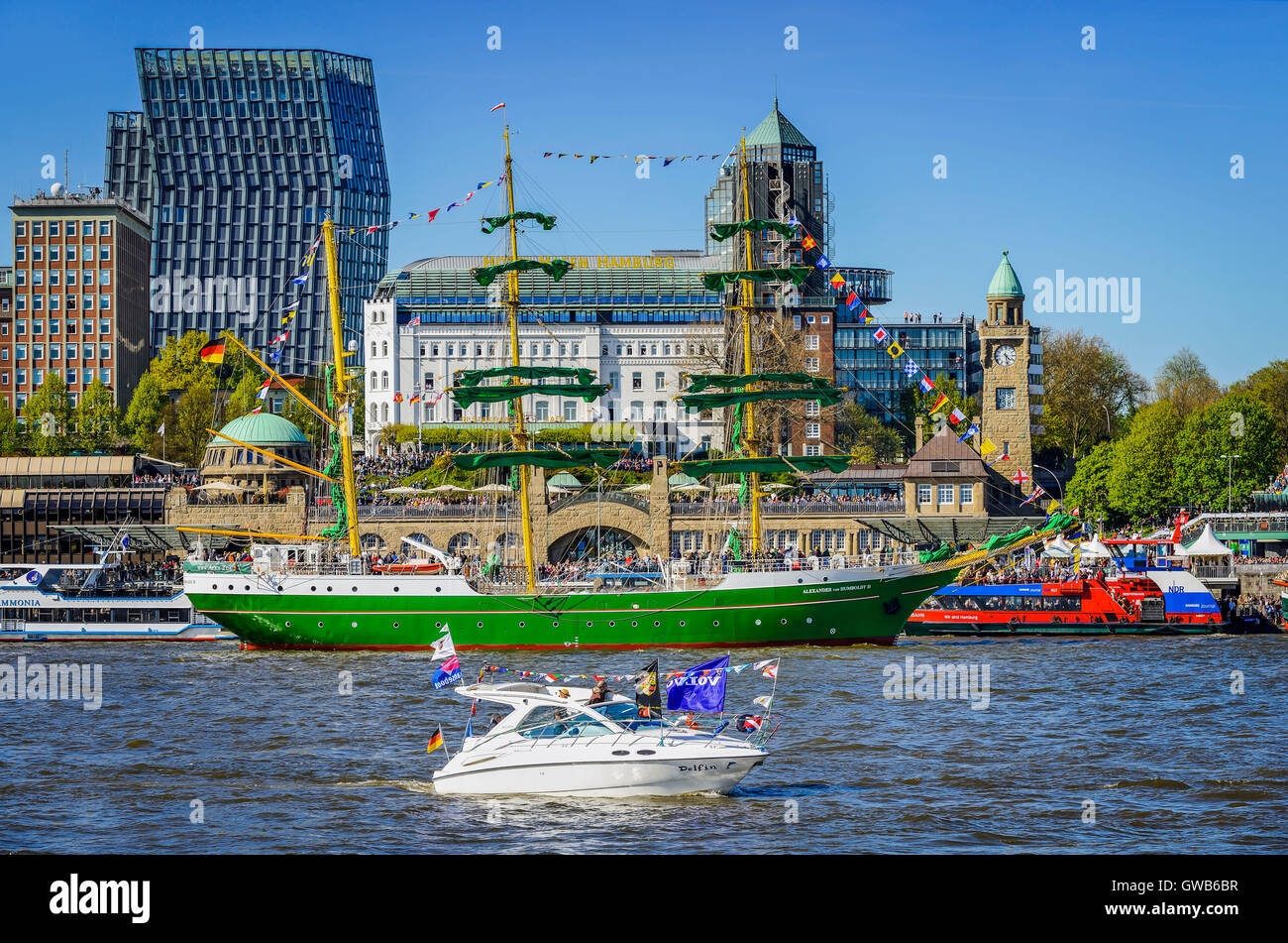 Parata di finitura per il compleanno del porto con la nave a vela Alexander von Humboldt II di Amburgo, Germania, Europa Einlaufparad Foto Stock