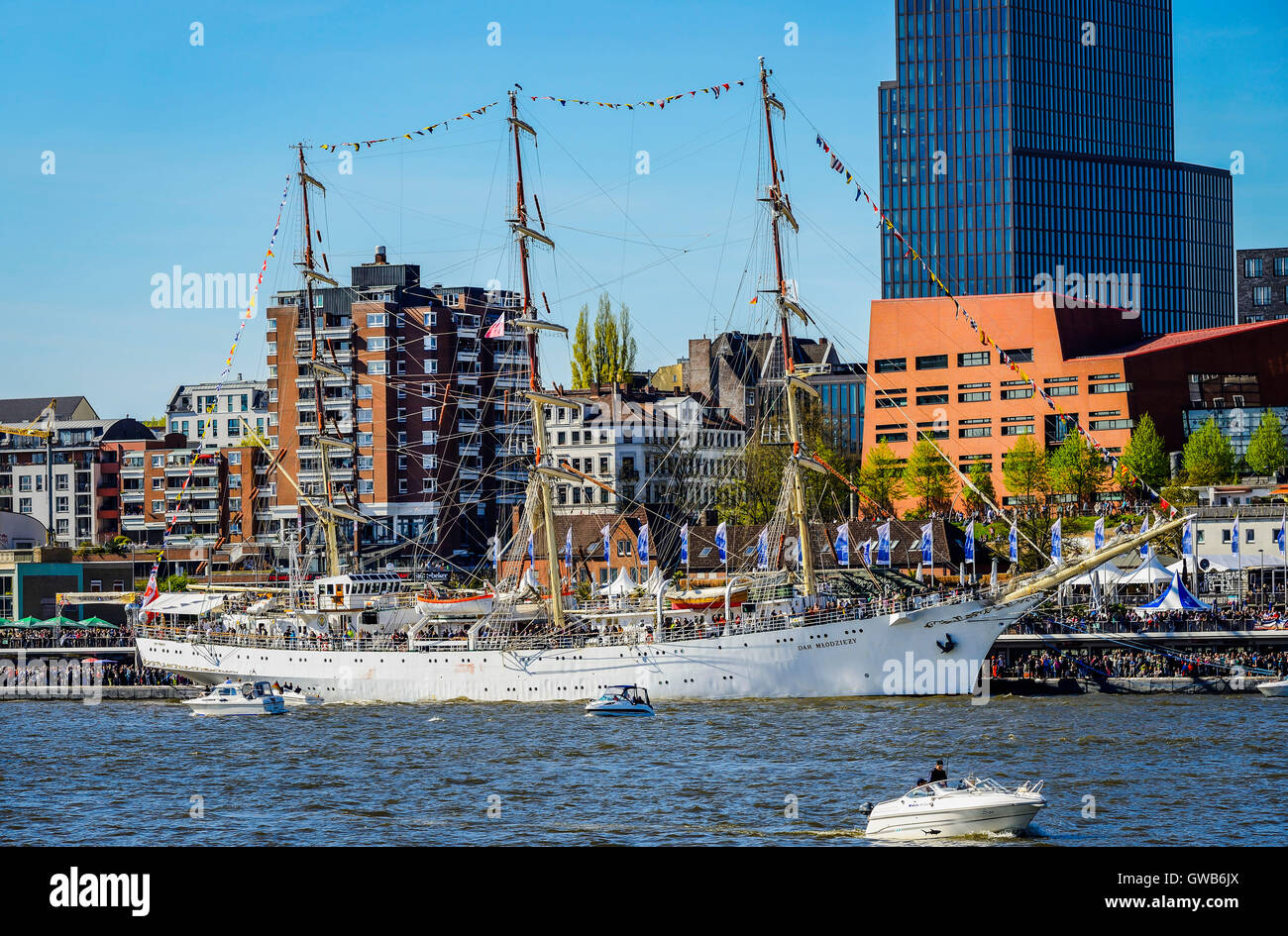 Il polacco della scuola di vela nave Mlodziezy per il compleanno del porto nel porto di Amburgo, Germania, Europa, Das polnische Segelschul Foto Stock