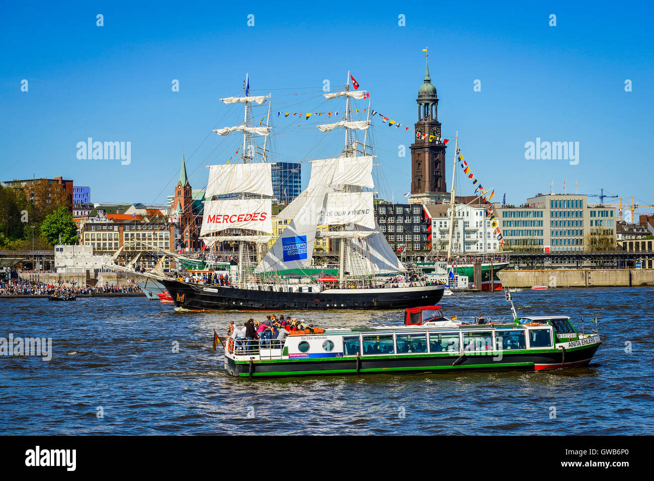 Parata di finitura per il compleanno del porto con la nave a vela Mercedes ad Amburgo, Germania, Europa Einlaufparade zum Hafengeburt Foto Stock