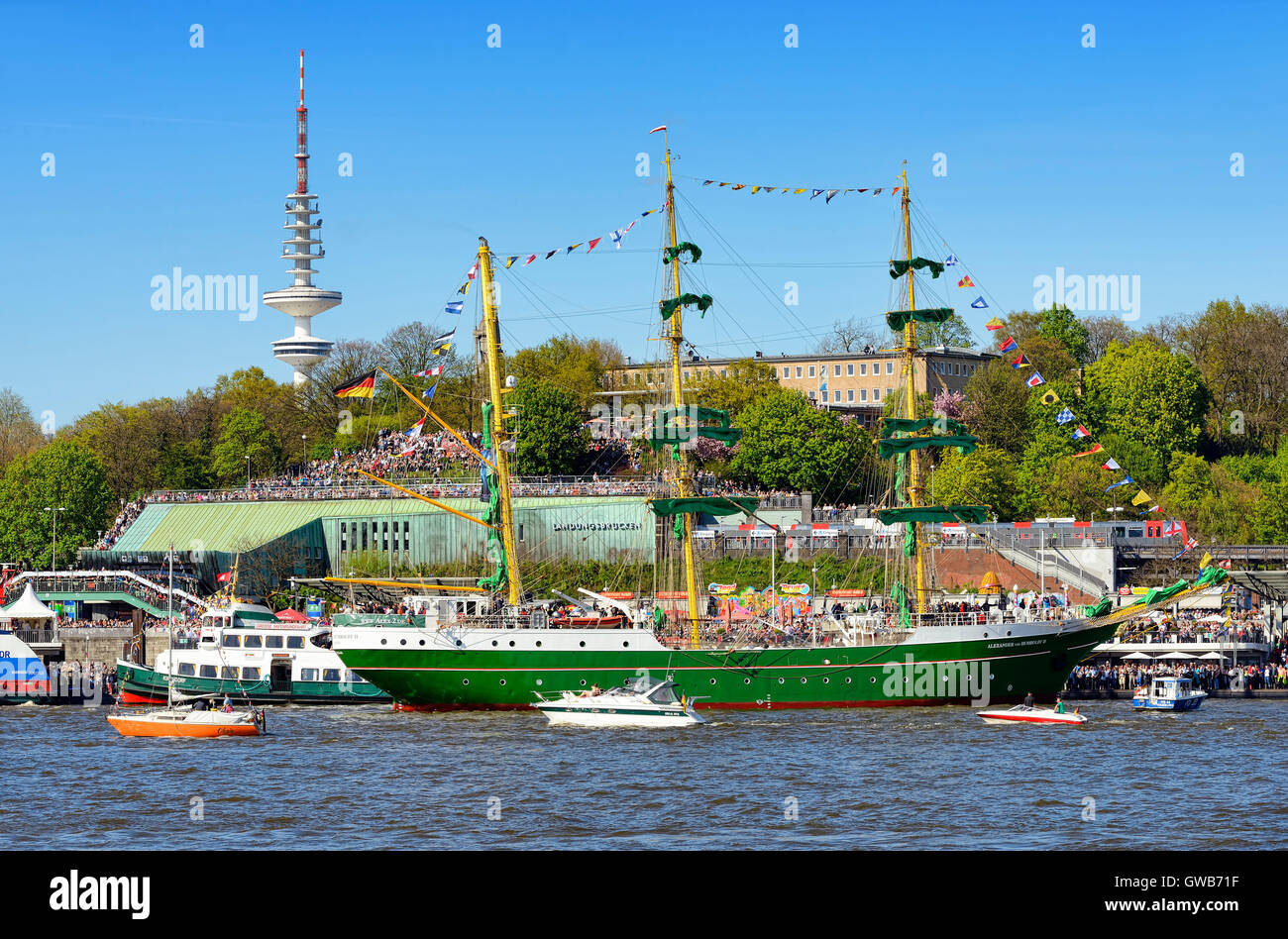 Parata di finitura per il compleanno del porto con la nave a vela Alexander von Humboldt II di Amburgo, Germania, Europa Einlaufparad Foto Stock