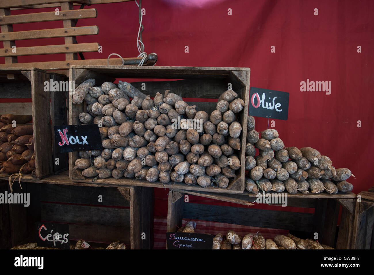 Visualizzazione di salisconi tradizionali o salsicce secche in un villaggio delle Alpi il giorno di un mercato mobile tradizionale, Francia, Europa Foto Stock