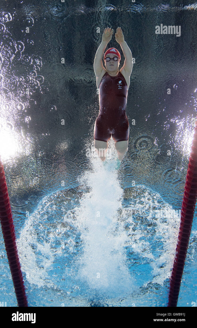 Gran Bretagna Eleanor Simmonds compete in calore 2 delle donne del 200m singoli Medley - SM6 all'Olympic Aquatics Stadium durante il quinto giorno del 2016 Rio Giochi Paralimpici di Rio de Janeiro in Brasile. Foto Stock