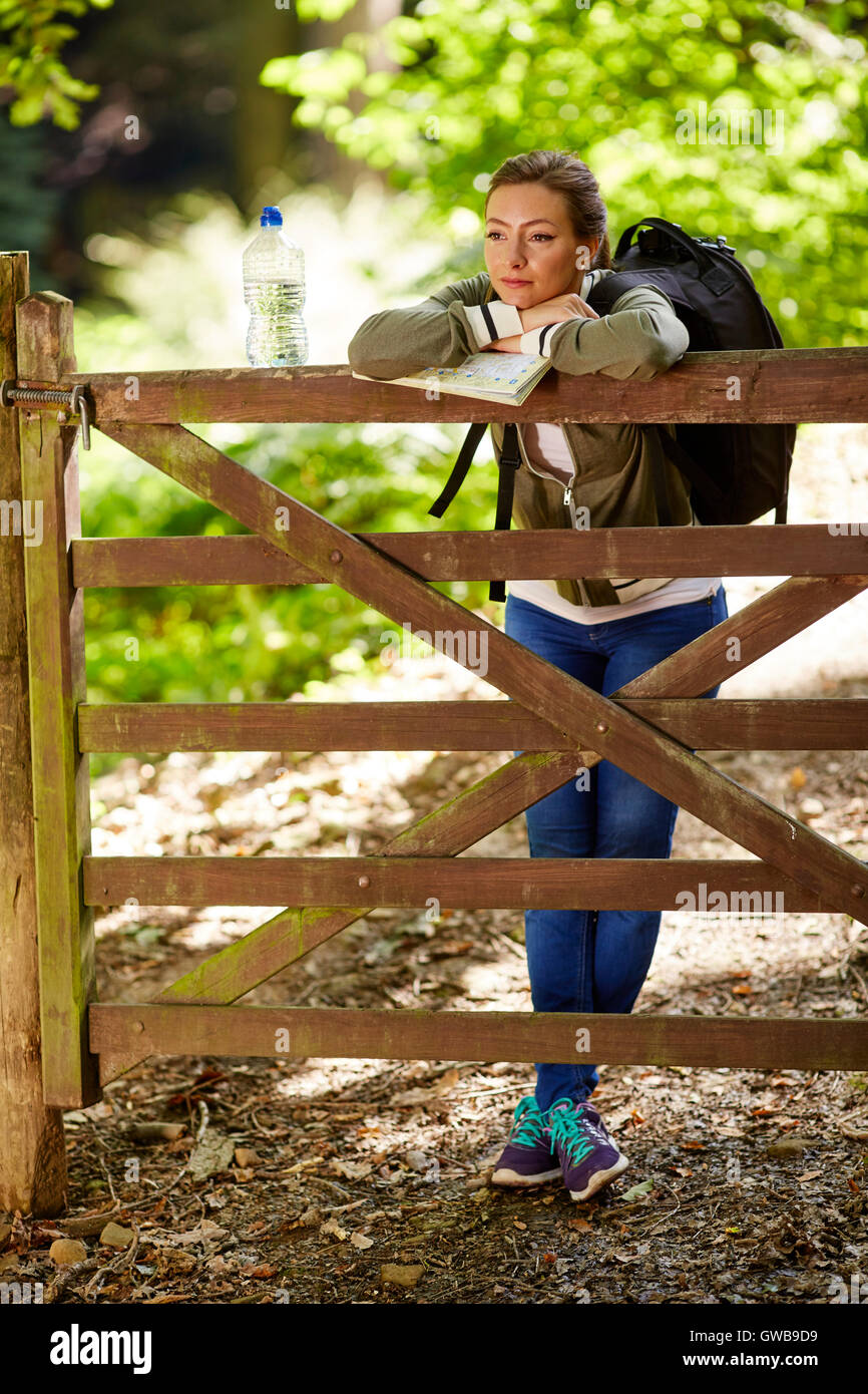 Donna passeggiate in campagna Foto Stock