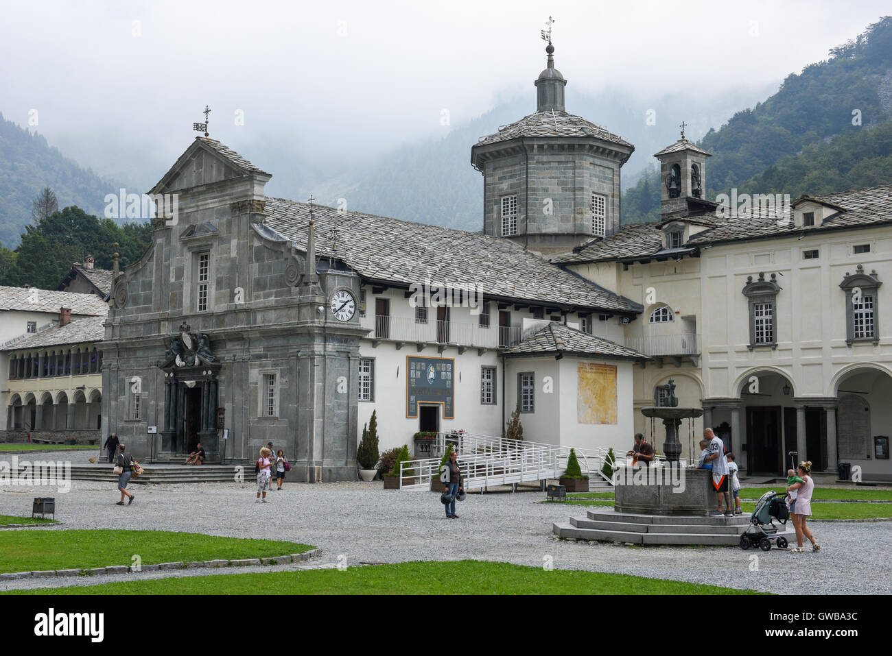 Oropa, Italia - 4 settembre 2016: persone in visita a piedi il santuario di Oropa sull'Italia, patrimonio Unesco Foto Stock