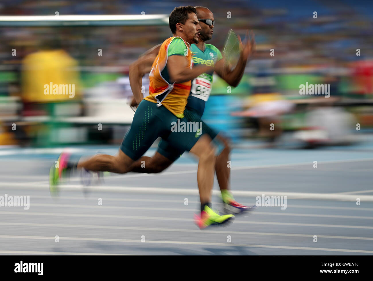 Il Brasile è Daniel Silva (destra) compete negli uomini 4x100m T11-13 Round 1 il calore 1 durante il quinto giorno del 2016 Rio Giochi Paralimpici di Rio de Janeiro in Brasile. Foto Stock