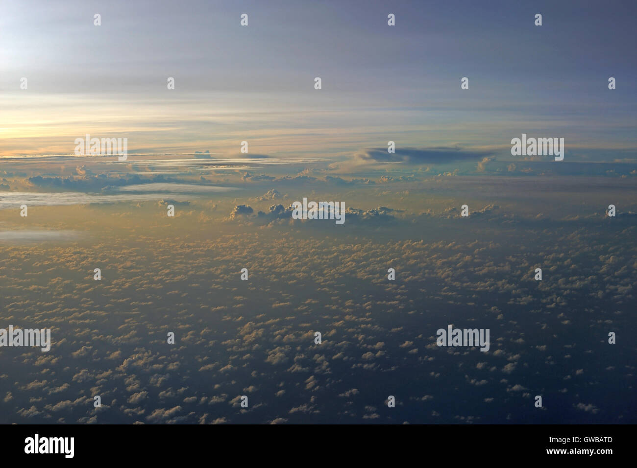 Nuvole di bella vista dalla finestra di un aereo Foto Stock