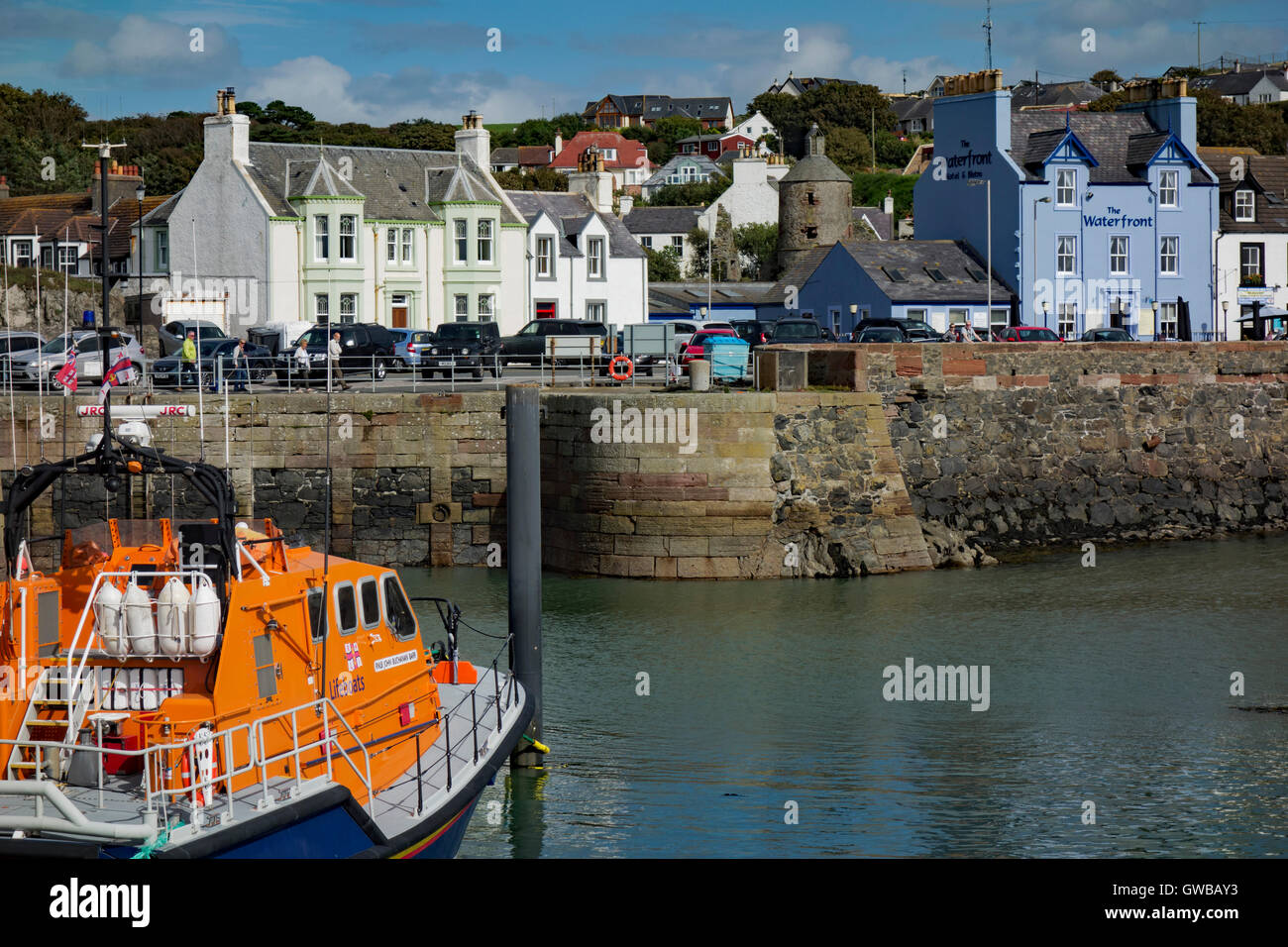 Portpatrick villaggio ed un porto in Wigtownshire, Dumfries and Galloway, Scozia. Il Waterfront Hotel è sulla destra della foto. Foto Stock