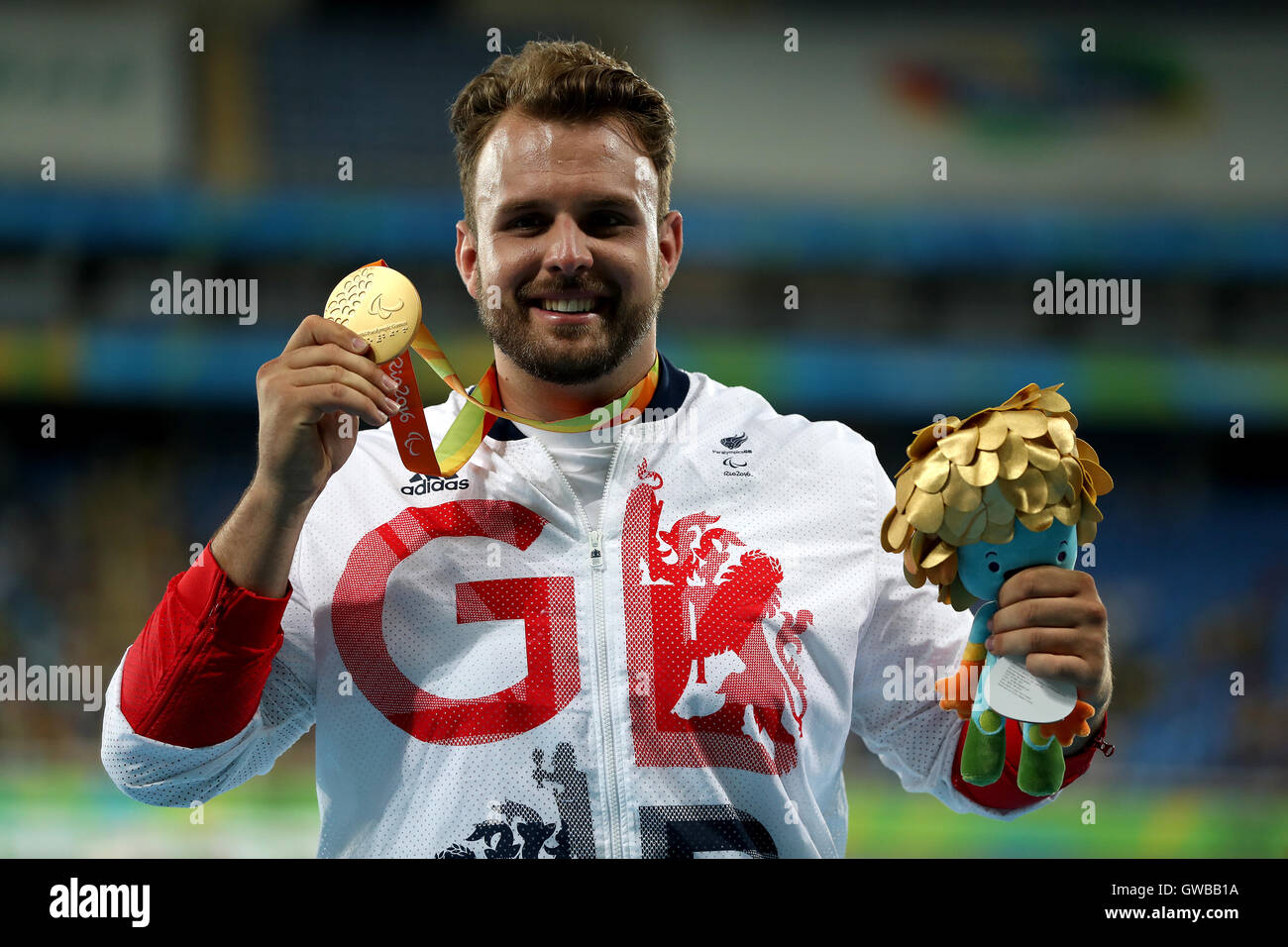 Gran Bretagna Aled Davies festeggia con la sua medaglia d oro dopo aver vinto l'Uomo ucciso mettere F42 durante il quinto giorno del 2016 Rio Giochi Paralimpici di Rio de Janeiro in Brasile. Foto Stock