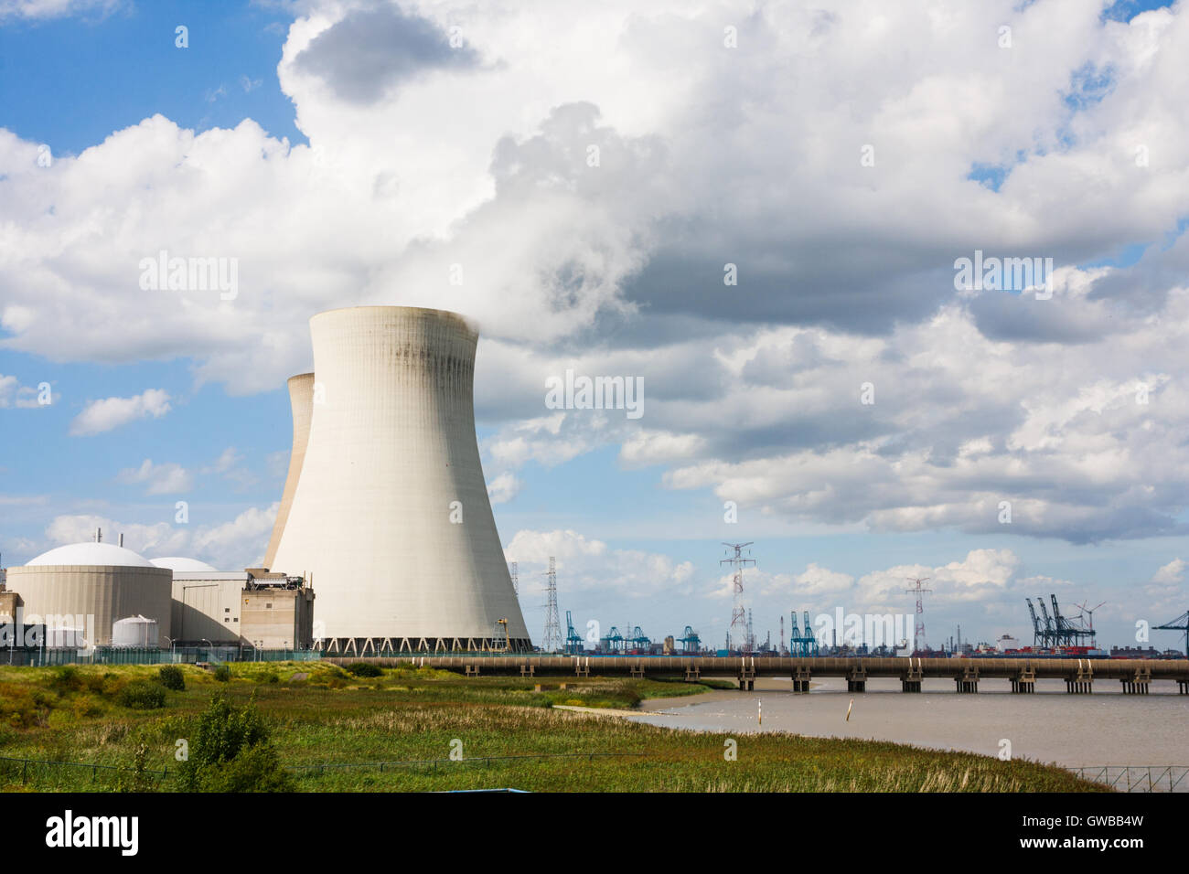 Torri di raffreddamento vicino al Doel centrale nucleare. All'orizzonte il porto di Anversa. Il Belgio. Foto Stock