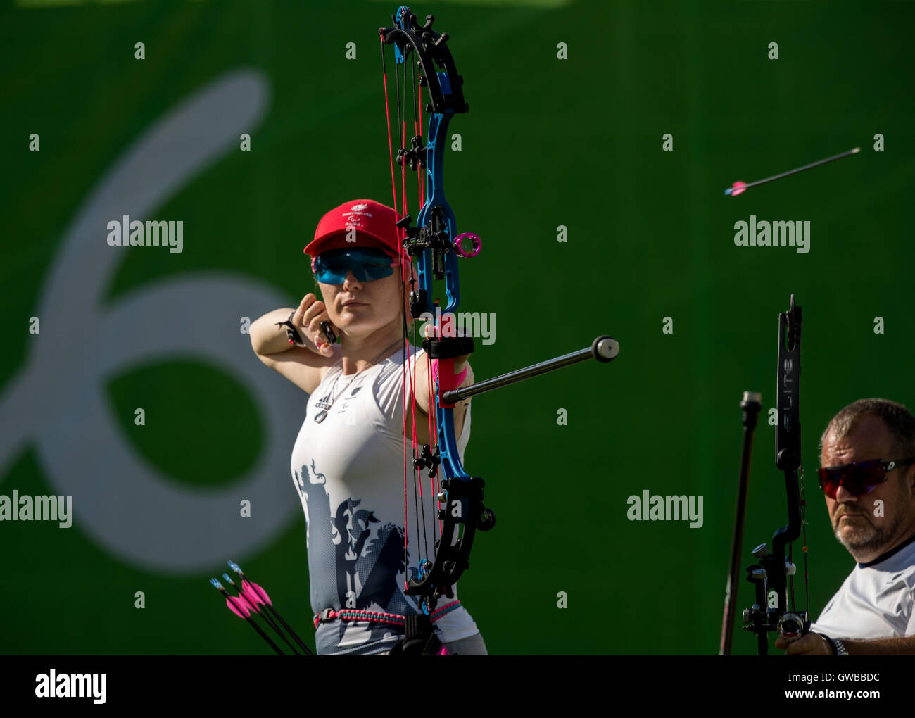 Gran Bretagna Jodie Grinham e John Stubbs in competizione nel team misto composto di tiro con l'Arco aperto semifinali al Sambodromo durante il quinto giorno del 2016 Rio Giochi Paralimpici di Rio de Janeiro in Brasile. Foto Stock