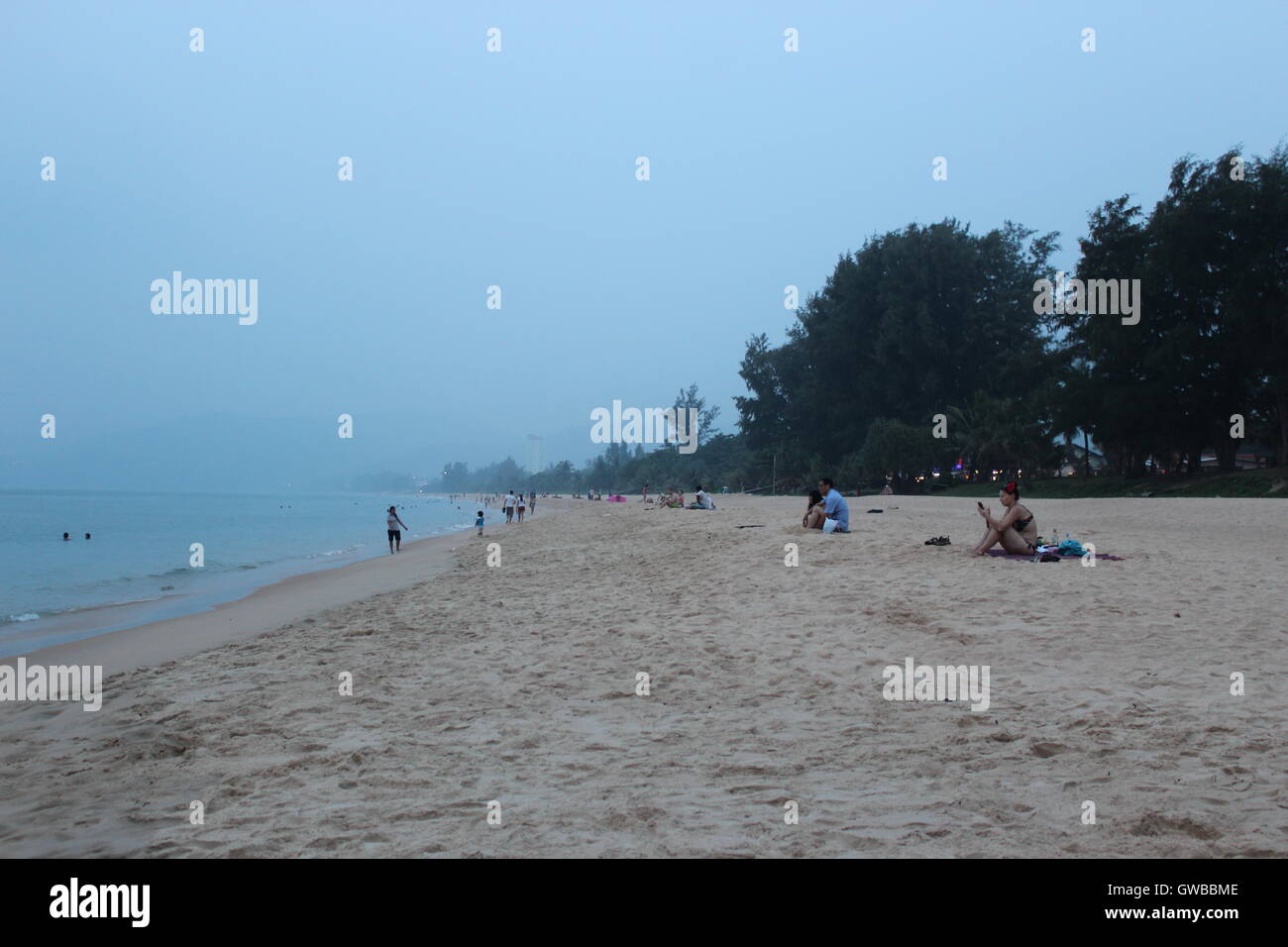 Sabbia e acque turchesi su un isola nel mare della Thailandia Foto Stock