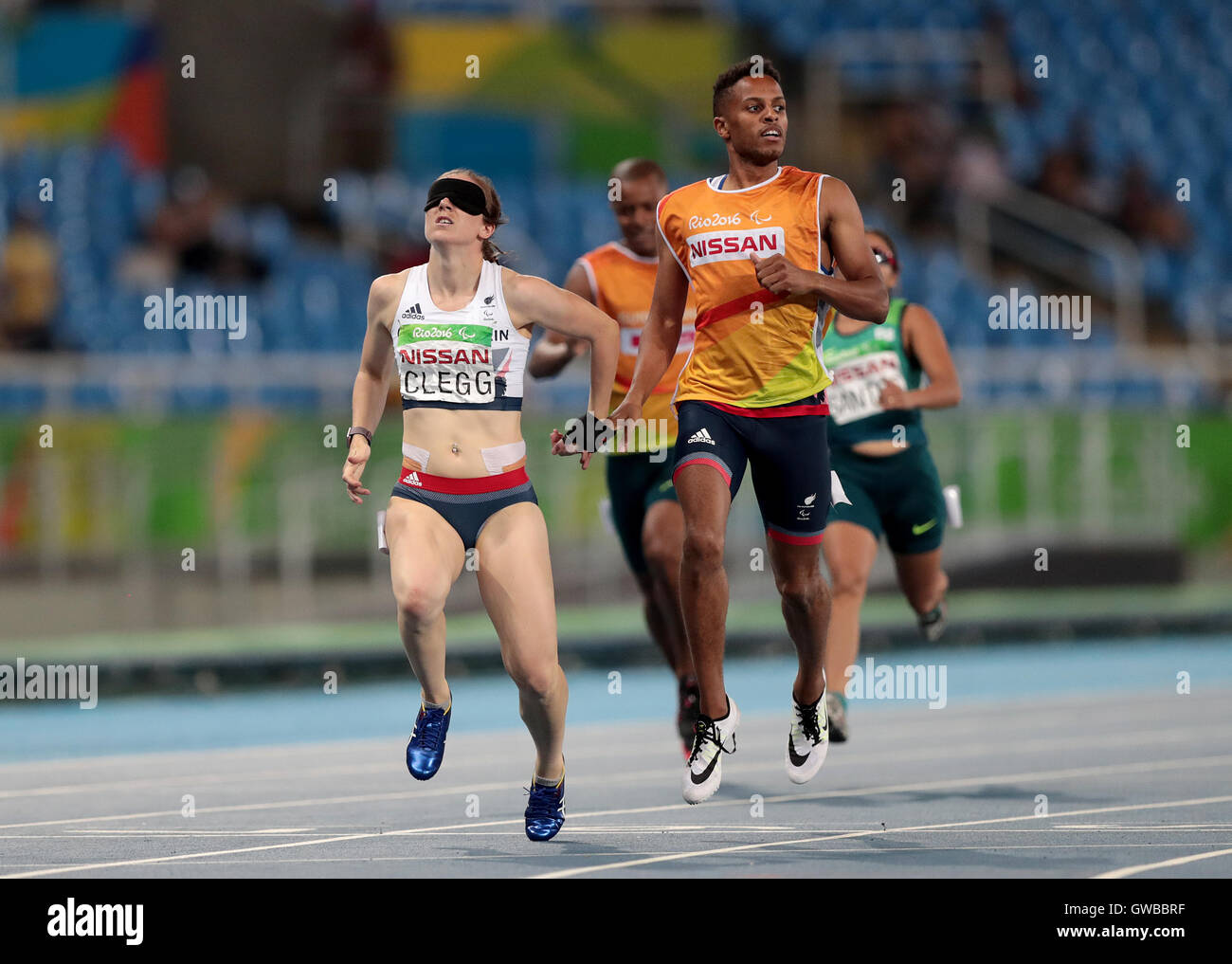 Gran Bretagna Libby Clegg con guida Chris Clarke dopo le Donne 200m T11 Semifinale 2 durante il quinto giorno del 2016 Rio Giochi Paralimpici di Rio de Janeiro in Brasile. Foto Stock