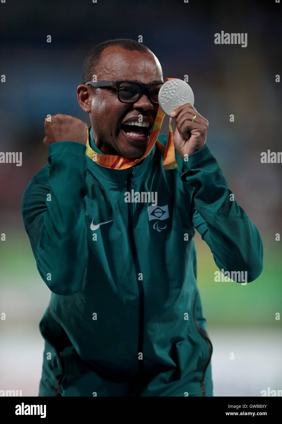 Il Brasile è Renato Nunes da Cruz celebra con la sua medaglia d argento dopo gli uomini 4x100m T42-47 Final durante il quinto giorno del 2016 Rio Giochi Paralimpici di Rio de Janeiro in Brasile. Foto Stock