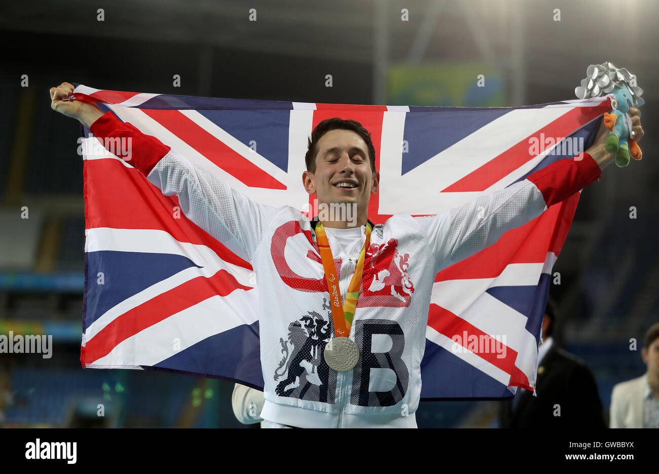 Gran Bretagna Jonathan Broom-Edwards festeggia con una bandiera dell'Union Jack e la sua medaglia d argento dopo gli Uomini Salto in alto T44 Final durante il quinto giorno del 2016 Rio Giochi Paralimpici di Rio de Janeiro in Brasile. Foto Stock