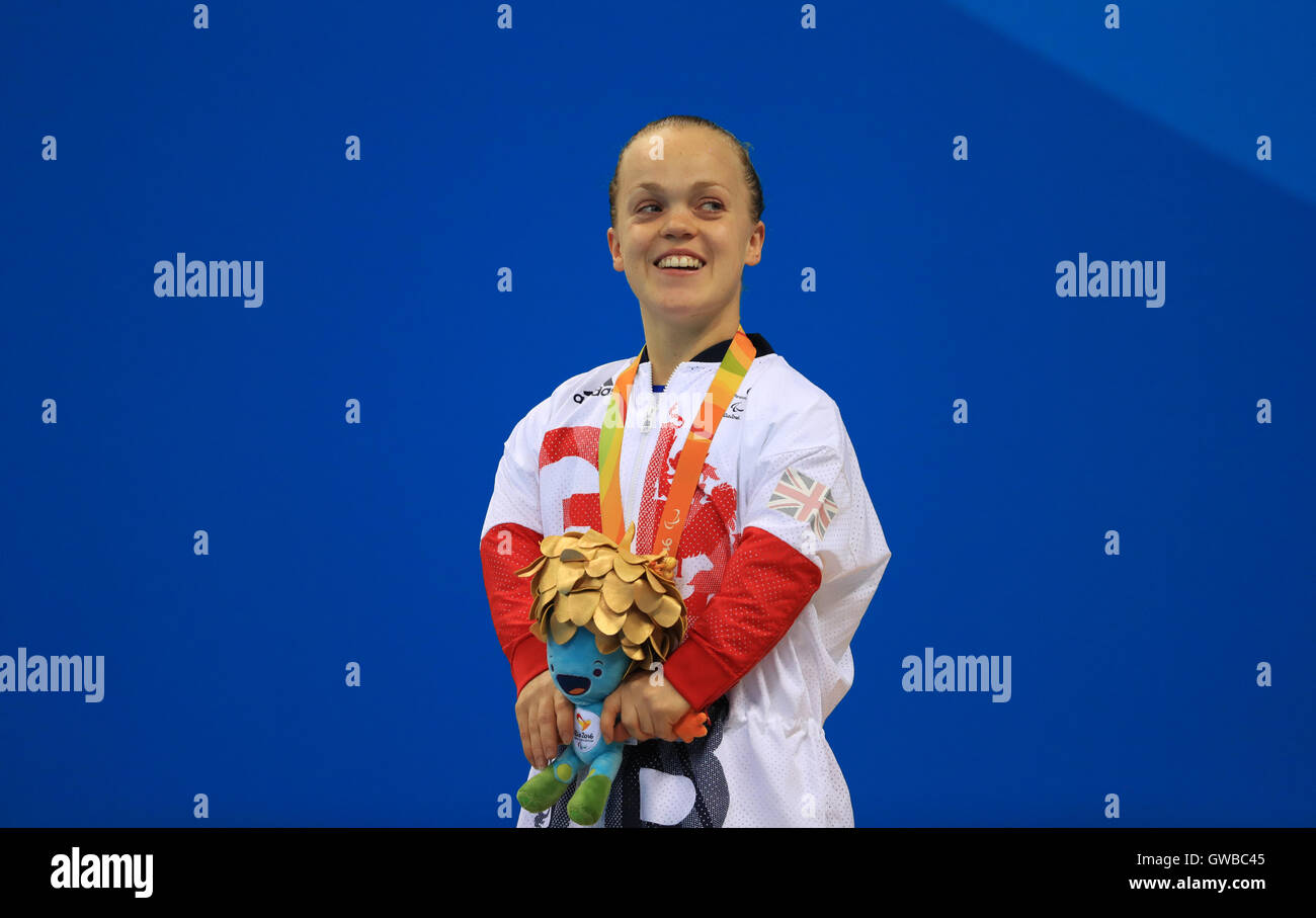 Gran Bretagna Eleanor Simmonds con la sua medaglia d'oro conquistata nel femminile 200m singoli Medley - SM6 finale alla Olympic Aquatics Stadium durante il quinto giorno del 2016 Rio Giochi Paralimpici di Rio de Janeiro in Brasile. Foto Stock