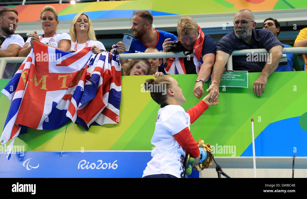 Gran Bretagna Eleanor Simmonds saluta la sua famiglia con la sua medaglia d'oro conquistata nel femminile 200m singoli Medley - SM6 finale alla Olympic Aquatics Stadium durante il quinto giorno del 2016 Rio Giochi Paralimpici di Rio de Janeiro in Brasile. Foto Stock