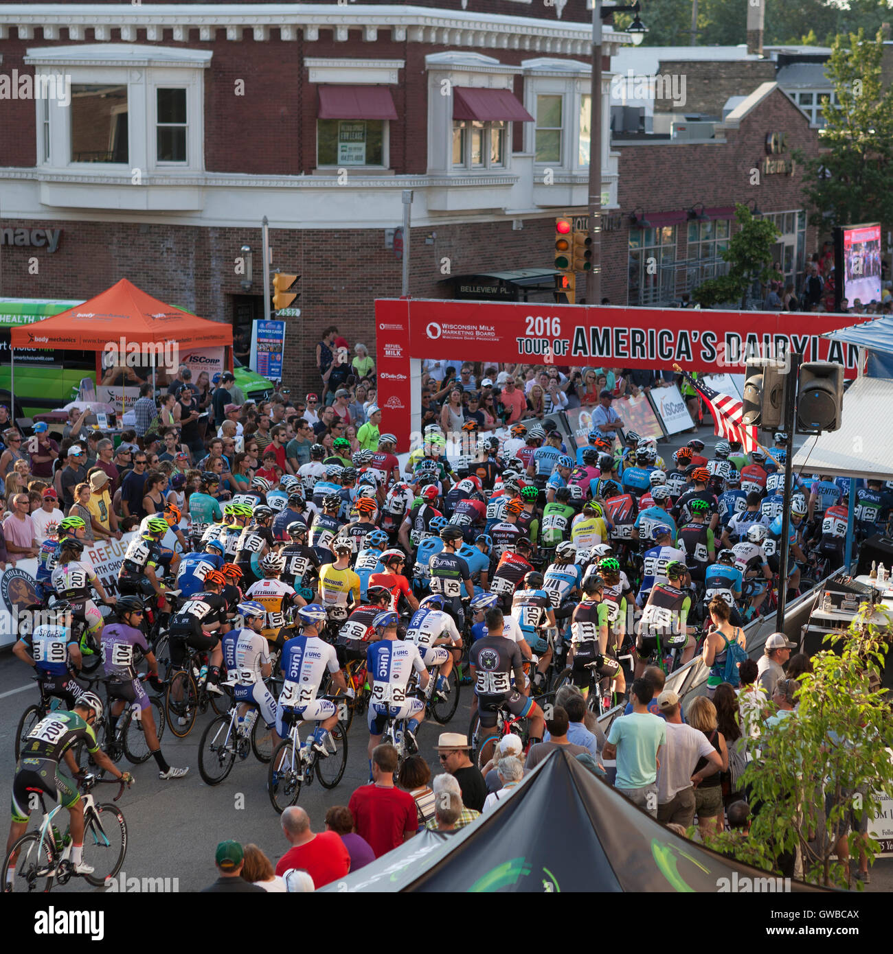 Il Downer Avenue bike race a Milwaukee nel Wisconsin è un evento annuale come parte del tour di America's Dairyland. Foto Stock