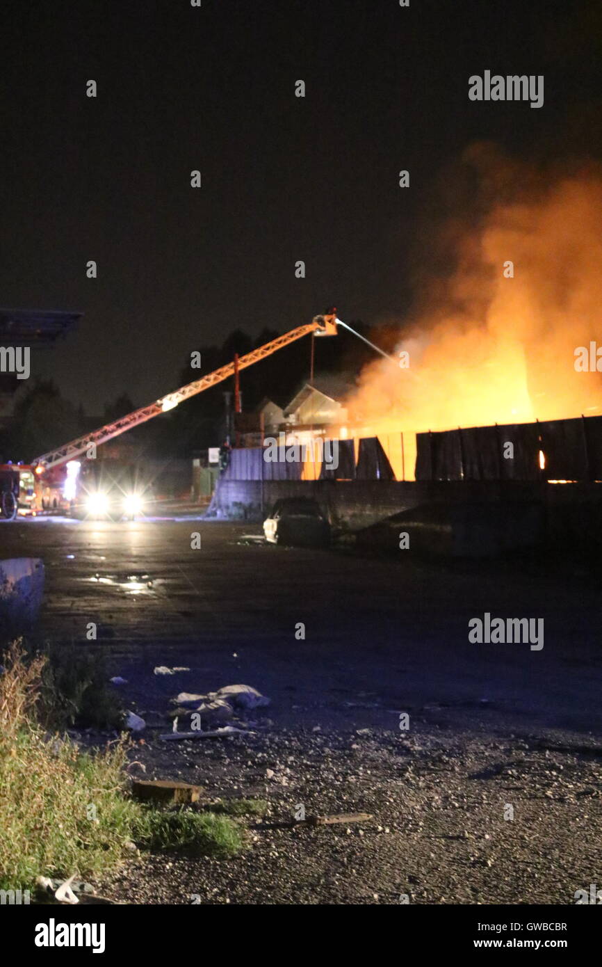 Melito di Napoli, Italia. Xii Sep, 2016. Incendio a Melito di Napoli. Fiamme in una fabbrica di materassi. Sul sito di squadre di vigili del fuoco e polizia. Credito: Salvatore Esposito/Pacific Press/Alamy Live News Foto Stock