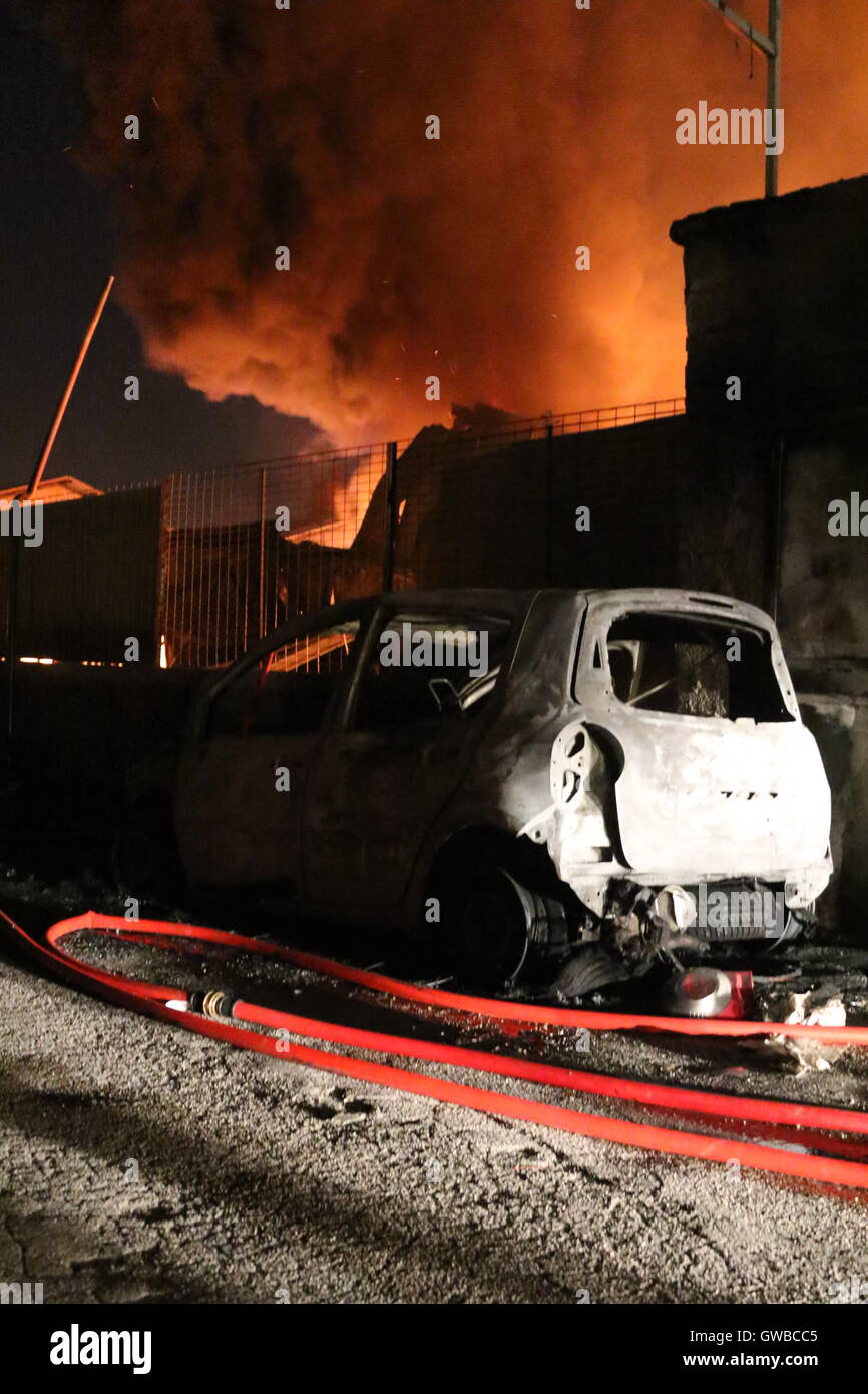 Melito di Napoli, Italia. Xii Sep, 2016. Incendio a Melito di Napoli. Fiamme in una fabbrica di materassi. Sul sito di squadre di vigili del fuoco e polizia. Credito: Salvatore Esposito/Pacific Press/Alamy Live News Foto Stock