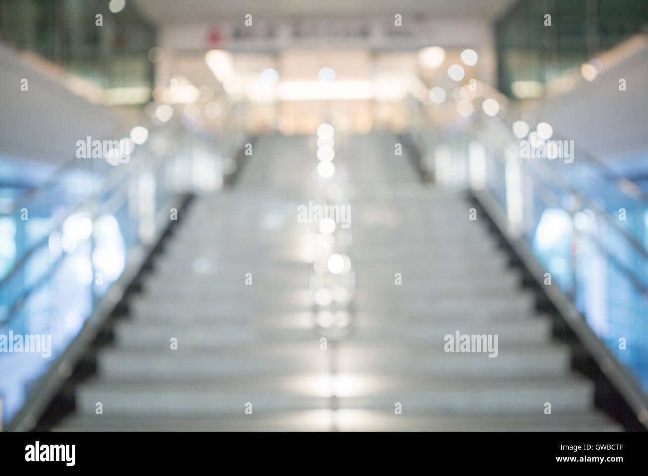 Interni moderni in scena bokeh, scale con corrimano, sfondo sfocato Foto Stock