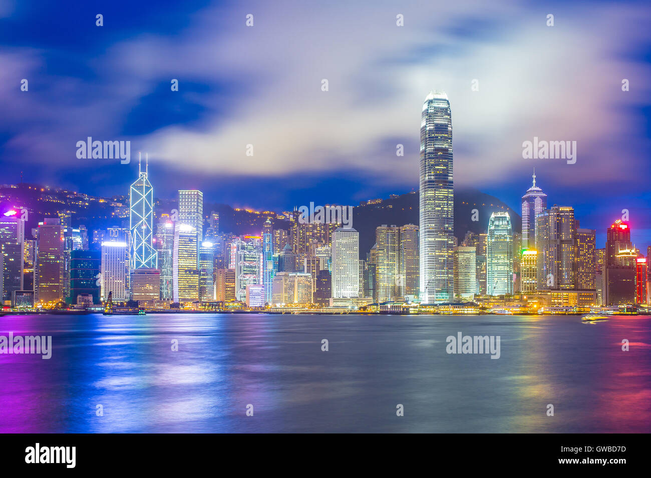 Notte al porto di Victoria a Hong Kong lo skyline della citta'. Foto Stock