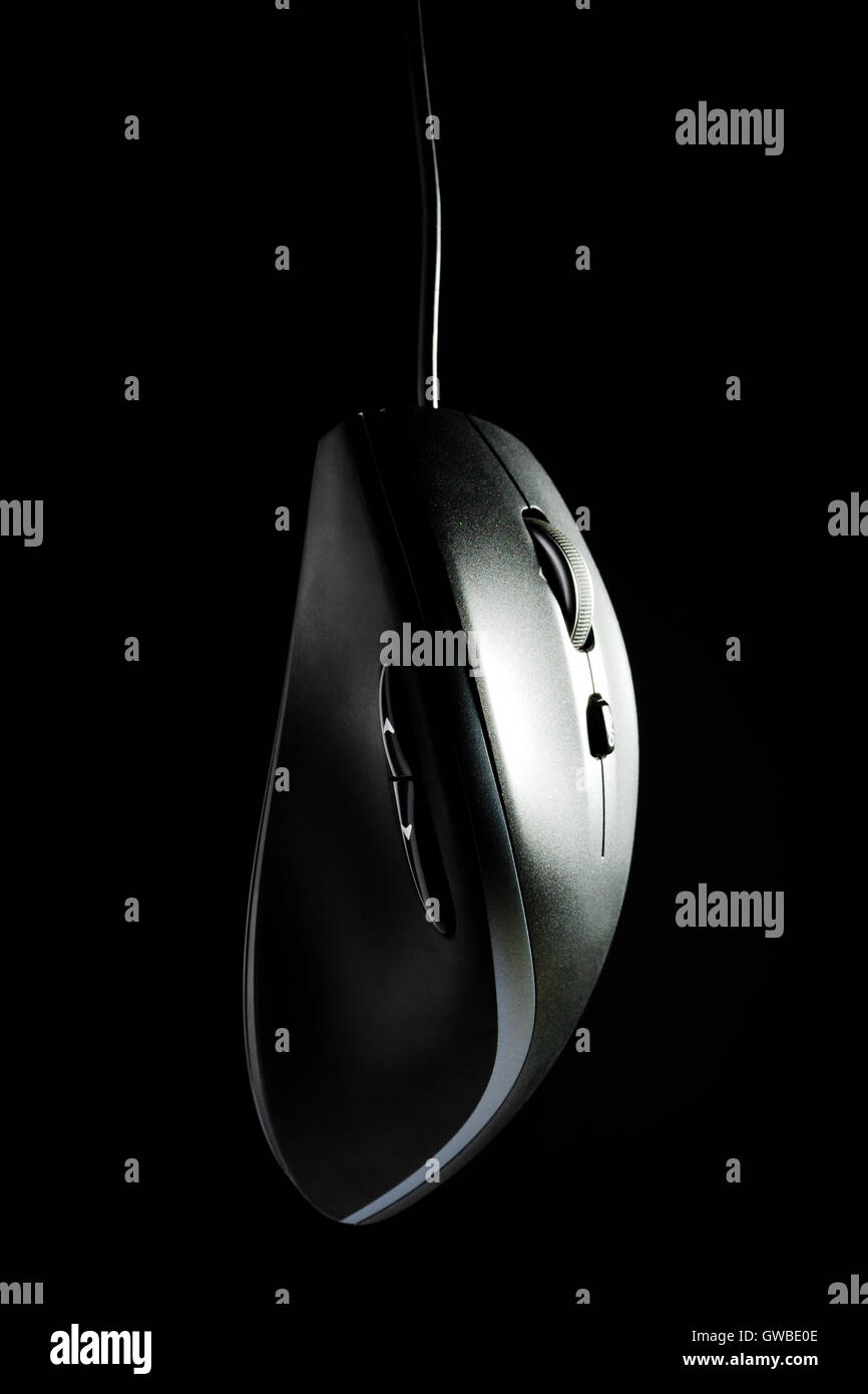 Il mouse con una ruota su un sfondo nero Foto Stock