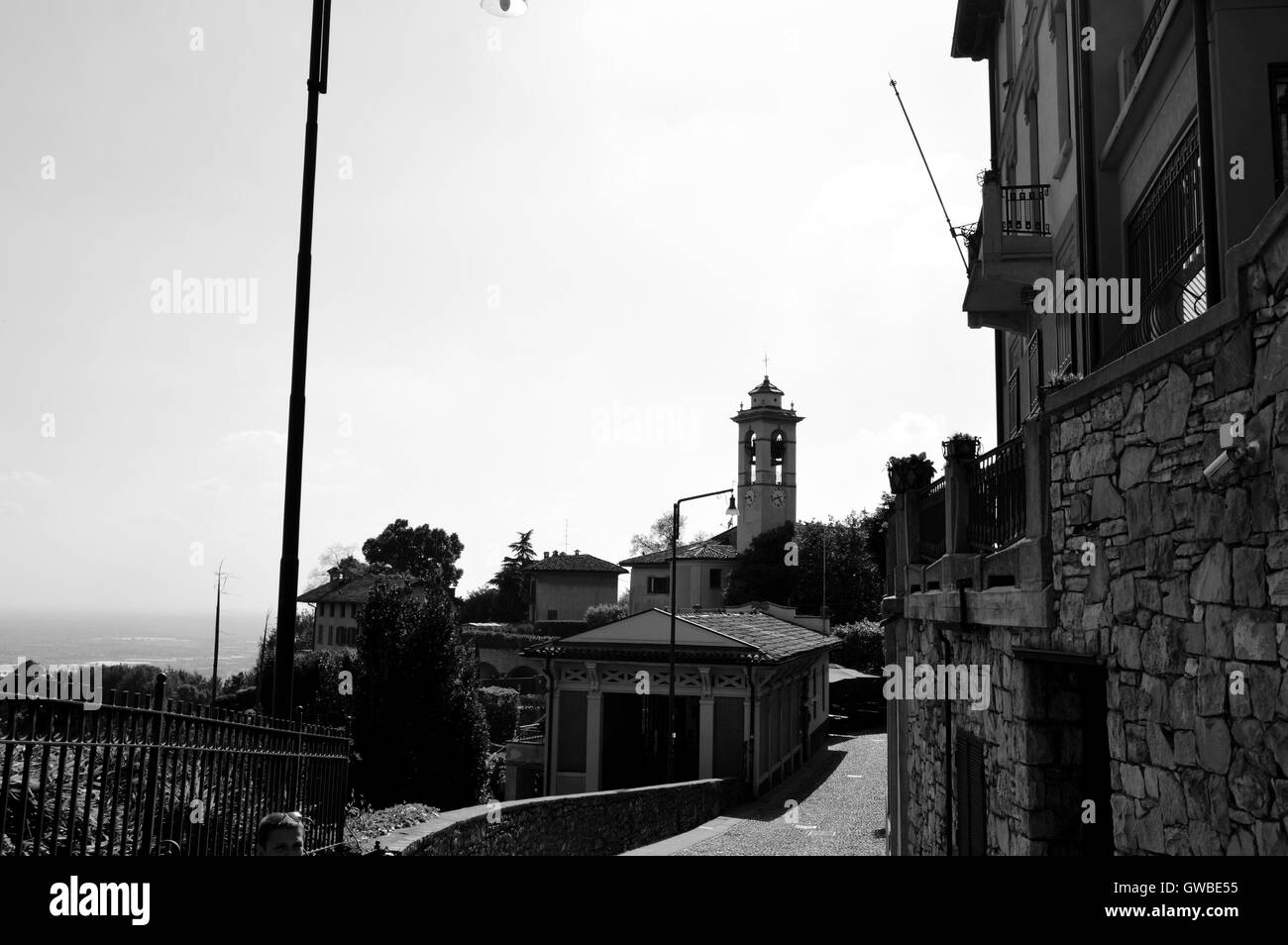 Foto in bianco e nero di una chiesa nel centro storico di Bergamo. Foto Stock