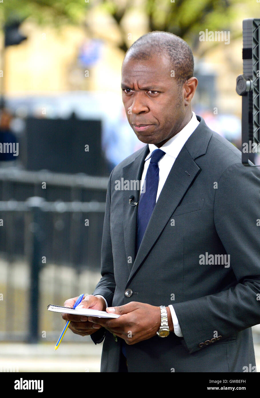 Clive Myrie, BBC News, reporting live dal College Green, Westminster, 2016 Foto Stock