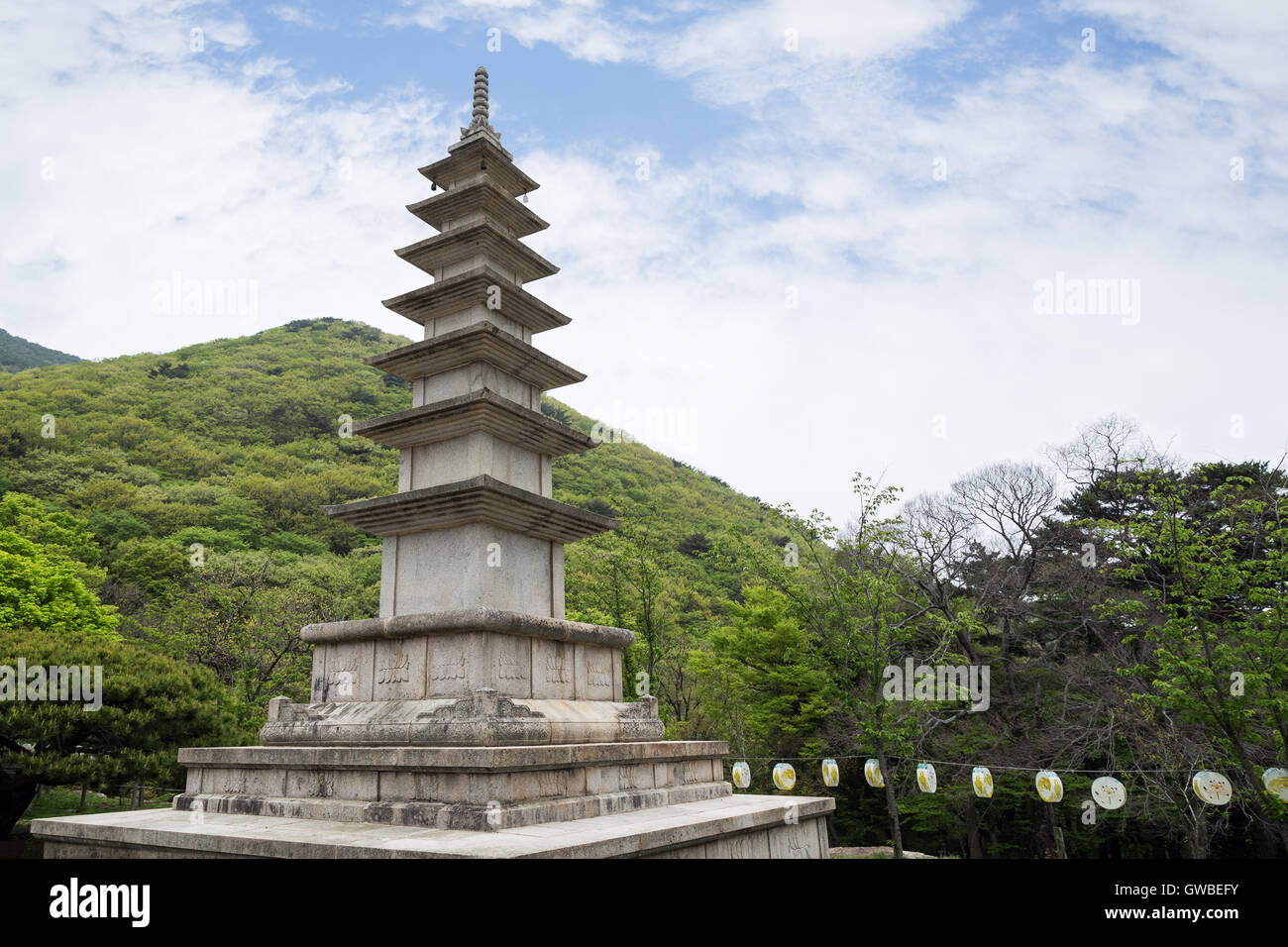 Sette piani pagoda in pietra presso il Tempio Beomeosa e lussureggiante natura in Busan, Corea del Sud. Foto Stock