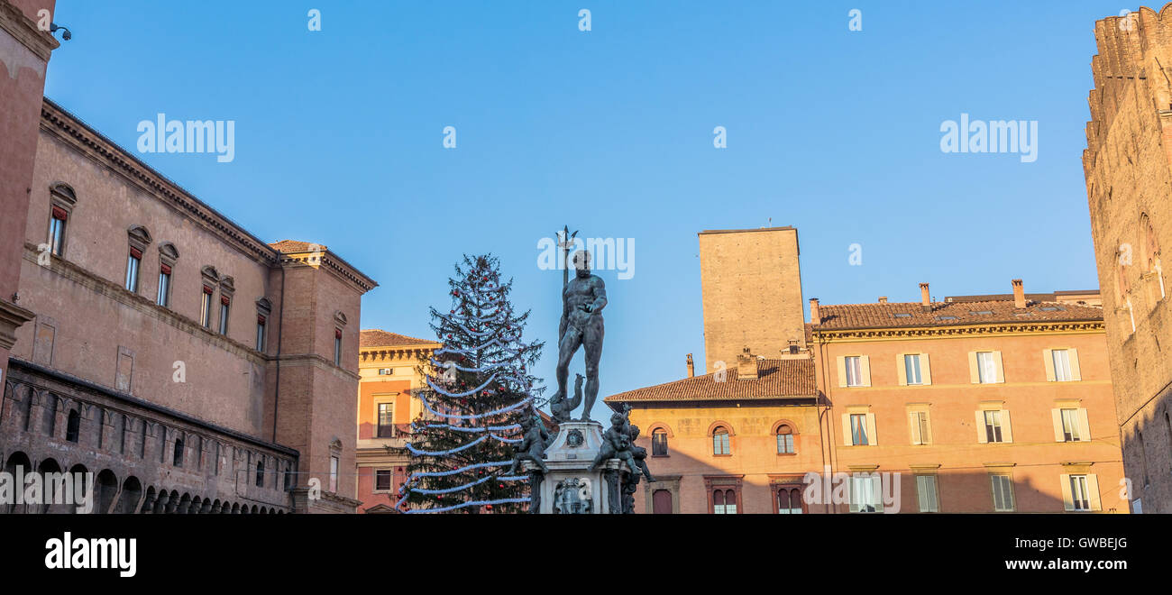 Statua di Nettuno e Piazza Maggiore a Bologna, Italia. Foto Stock