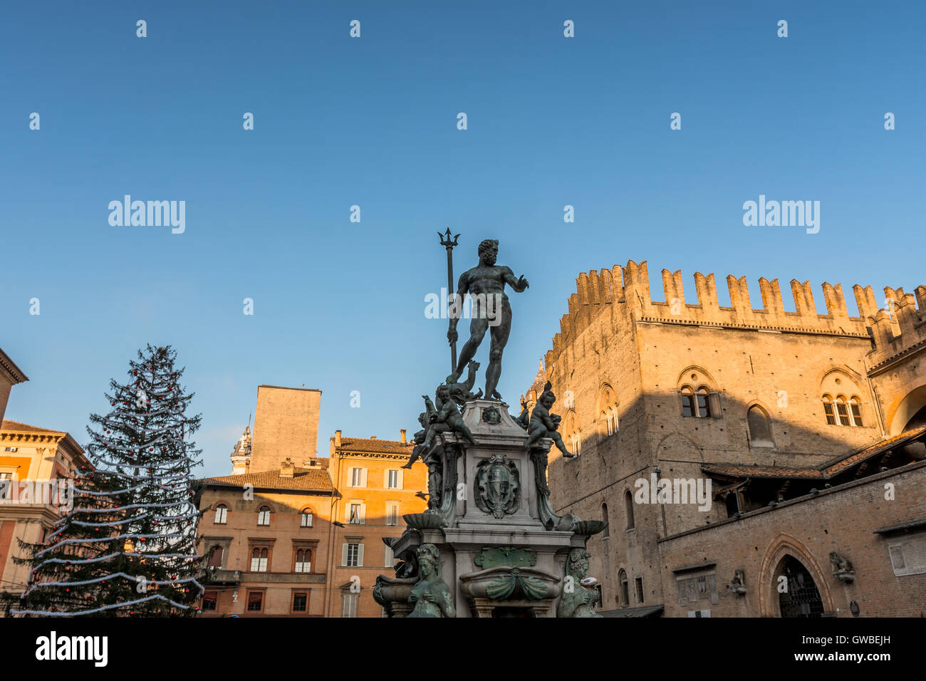 Statua di Nettuno e Piazza Maggiore a Bologna, Italia. Foto Stock