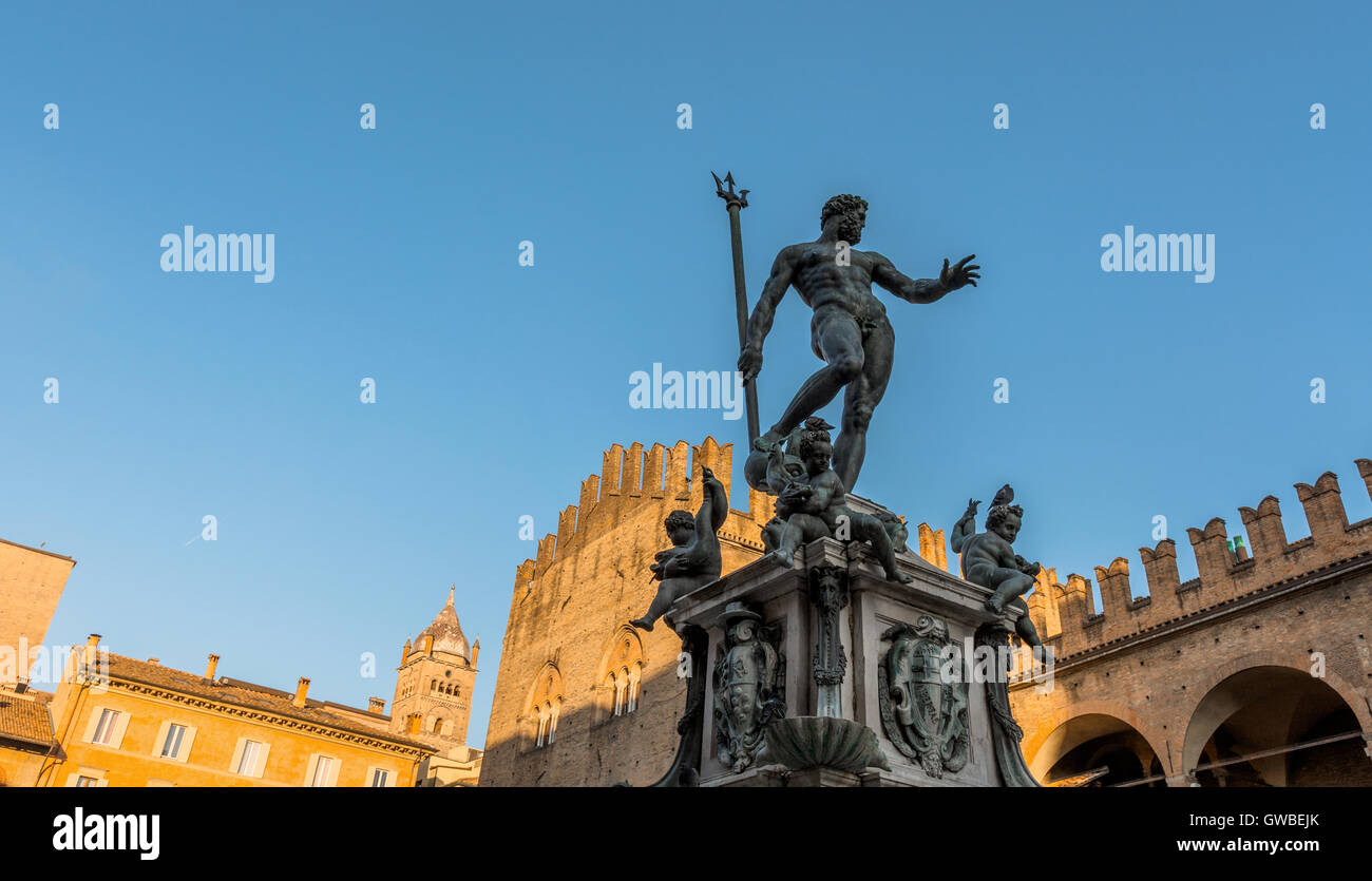 Statua di Nettuno e Piazza Maggiore a Bologna, Italia. Foto Stock