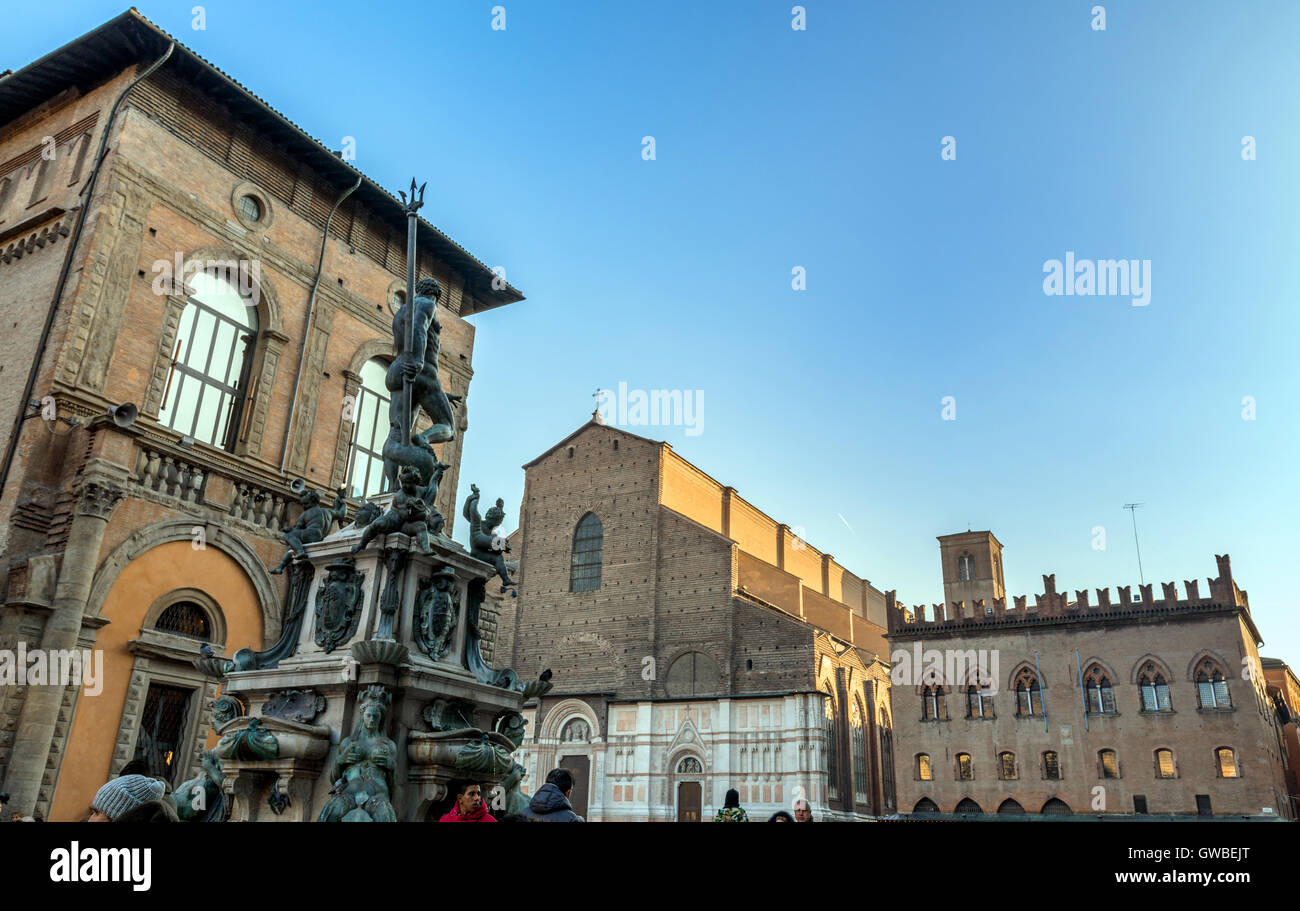Statua di Nettuno e Piazza Maggiore a Bologna, Italia. Foto Stock