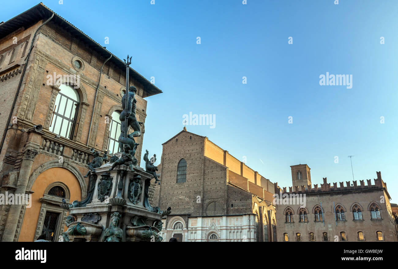 Statua di Nettuno e Piazza Maggiore a Bologna, Italia Foto Stock