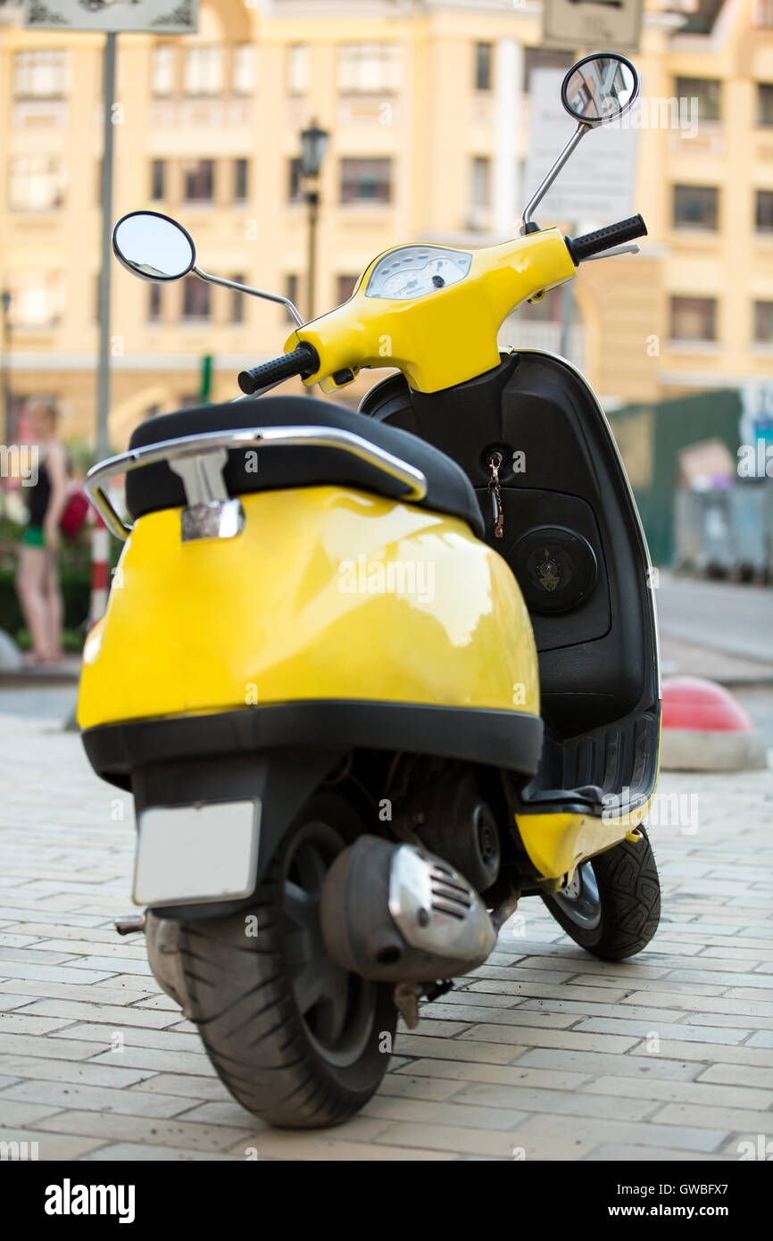 Giallo scooter sulla strada. Foto Stock