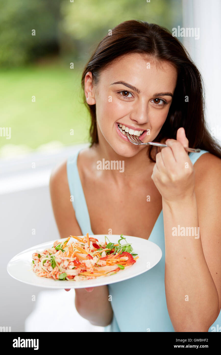 Ragazza mangiare insalata sana Foto Stock
