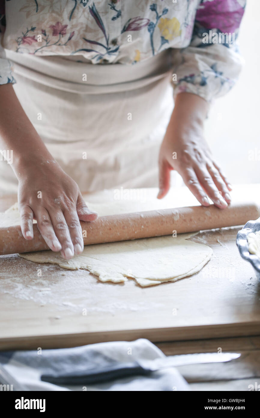 Donna di pasta di laminazione Foto Stock