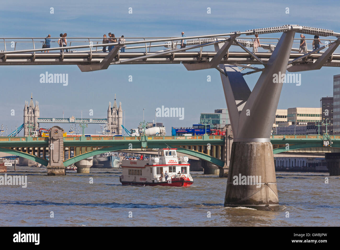 Pedoni che attraversano London Millenium Bridge, con Southwark e la torre di ponti più a valle Foto Stock