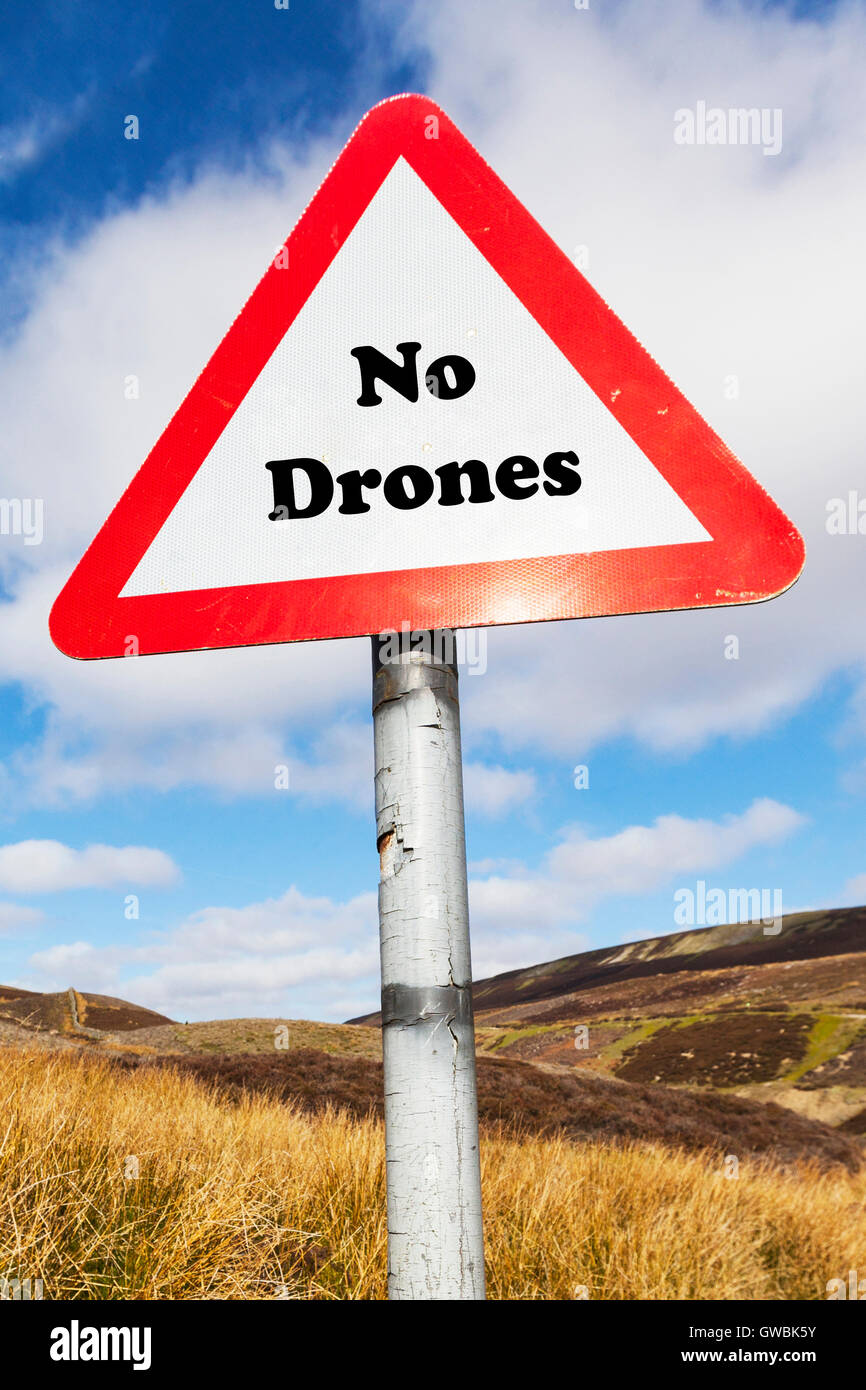 Nessun segno di fuchi parole scritte drone di sorveglianza divieto violazione di legge il controllo aereo vieta le spie di pericolo privacy sicurezza segni Foto Stock