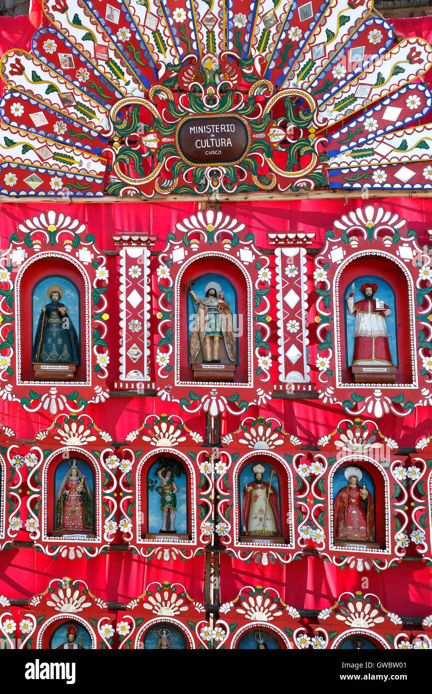Coloratissimo altare mobile, Corpus Domini celebrazione, Cusco, Perù Foto Stock