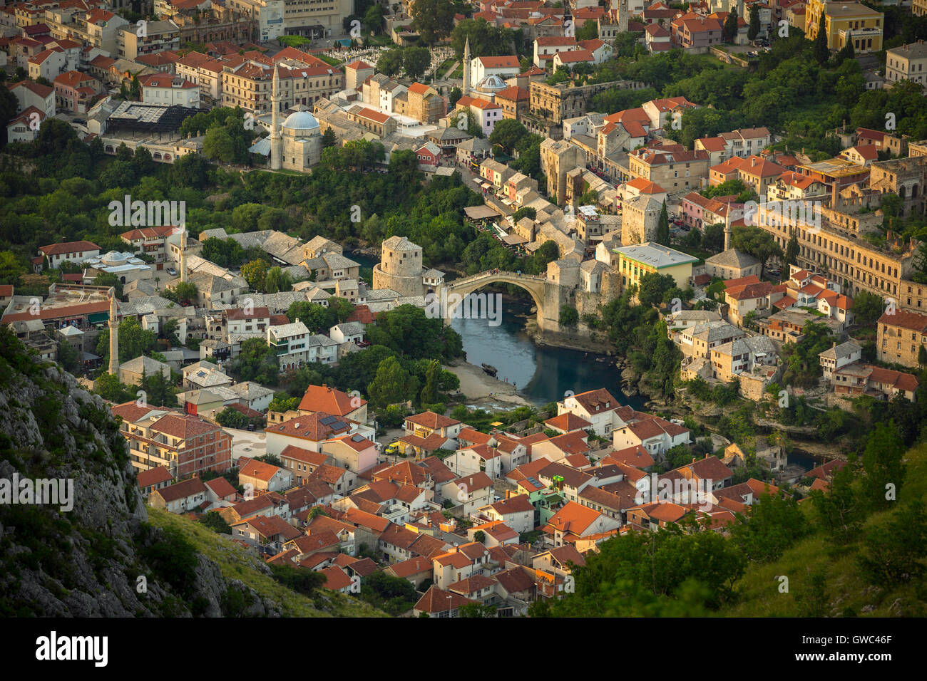 Una veduta aerea del fiume Neretva che corre attraverso il vecchio Mostar e il suo ponte vecchio (Stari Most). La Bosnia Erzegovina dal di sopra. Foto Stock