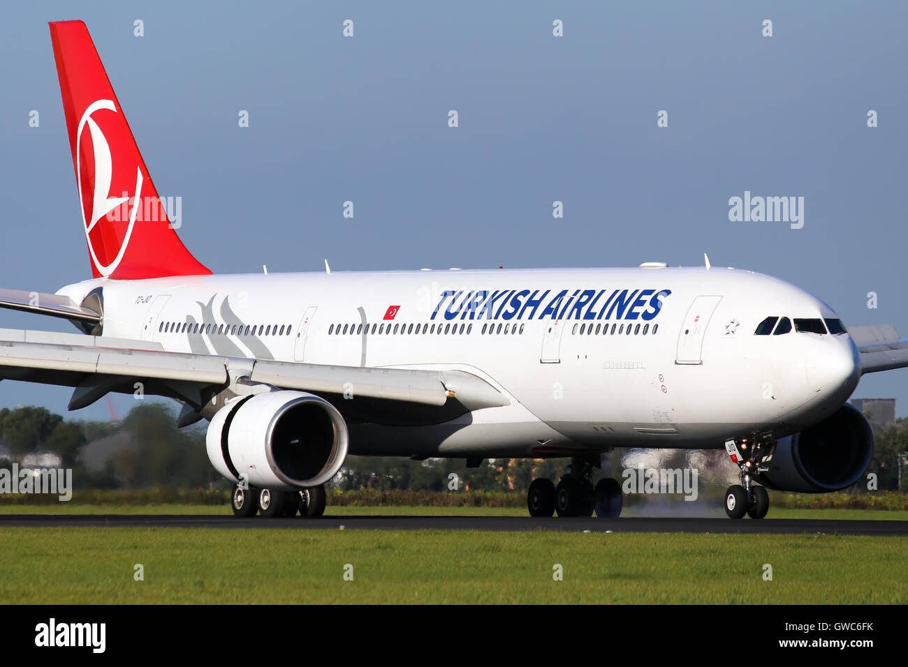 La Turkish Airlines Airbus A330-200 tocca verso il basso sulla pista 18R a Amsterdam Schipol Airport. Foto Stock