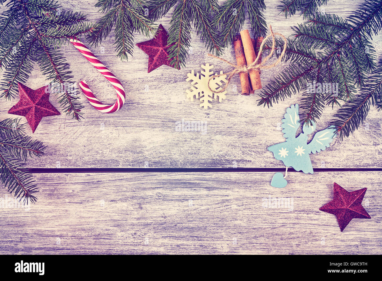 Vintage tonalità dello sfondo di Natale, Abete rami con decorazioni su una tavola in legno rustico, vista dall'alto con copia spazio. Foto Stock